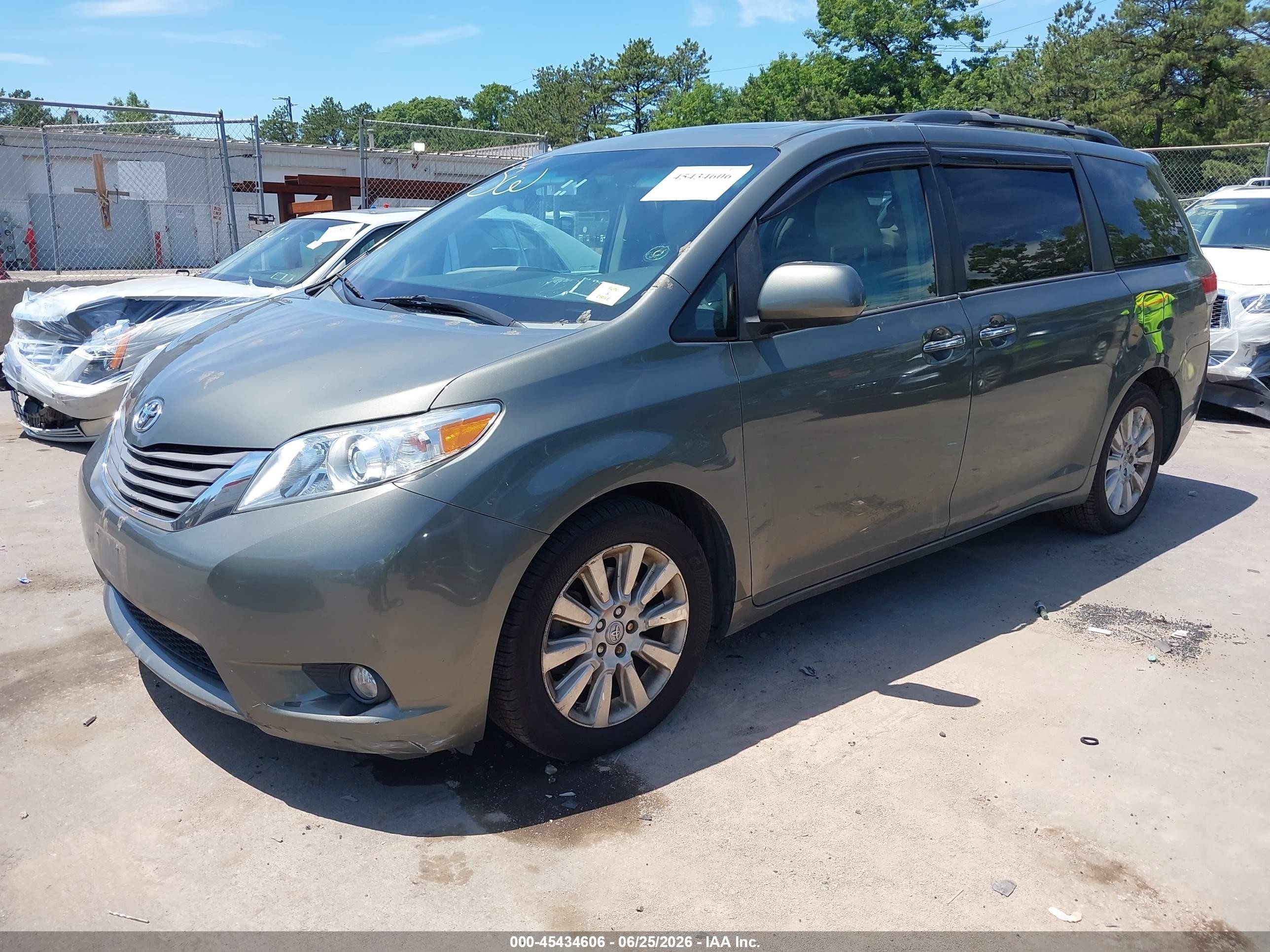 2011 Toyota Sienna Xle Gray vin: 5TDDK3DC7BS026094