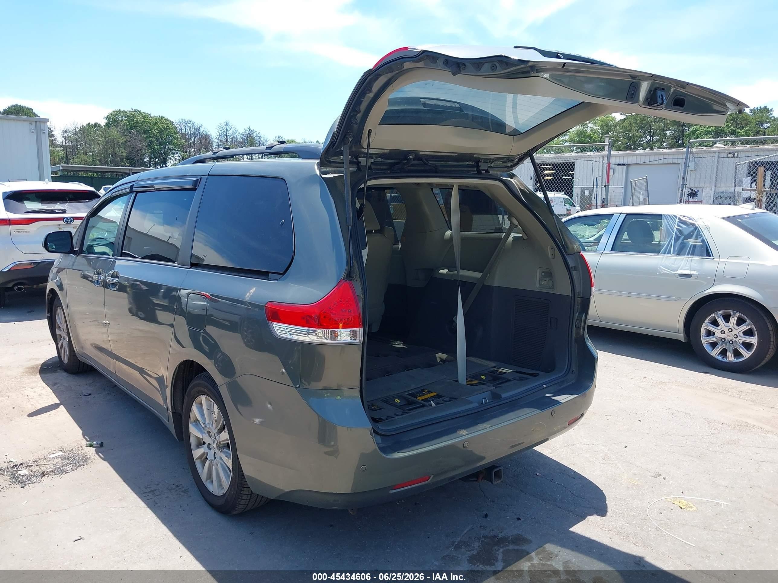 2011 Toyota Sienna Xle Gray vin: 5TDDK3DC7BS026094