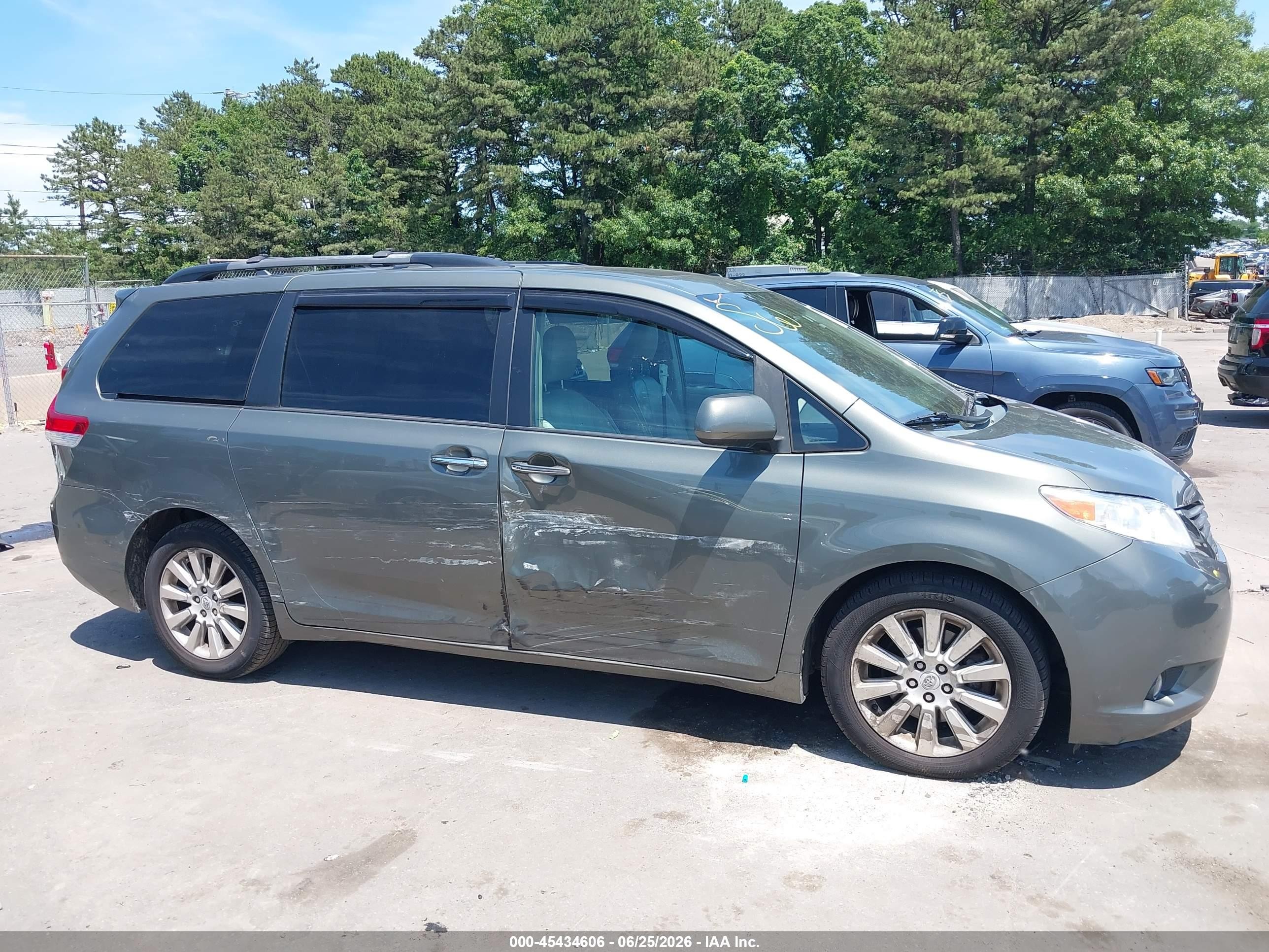 2011 Toyota Sienna Xle Gray vin: 5TDDK3DC7BS026094