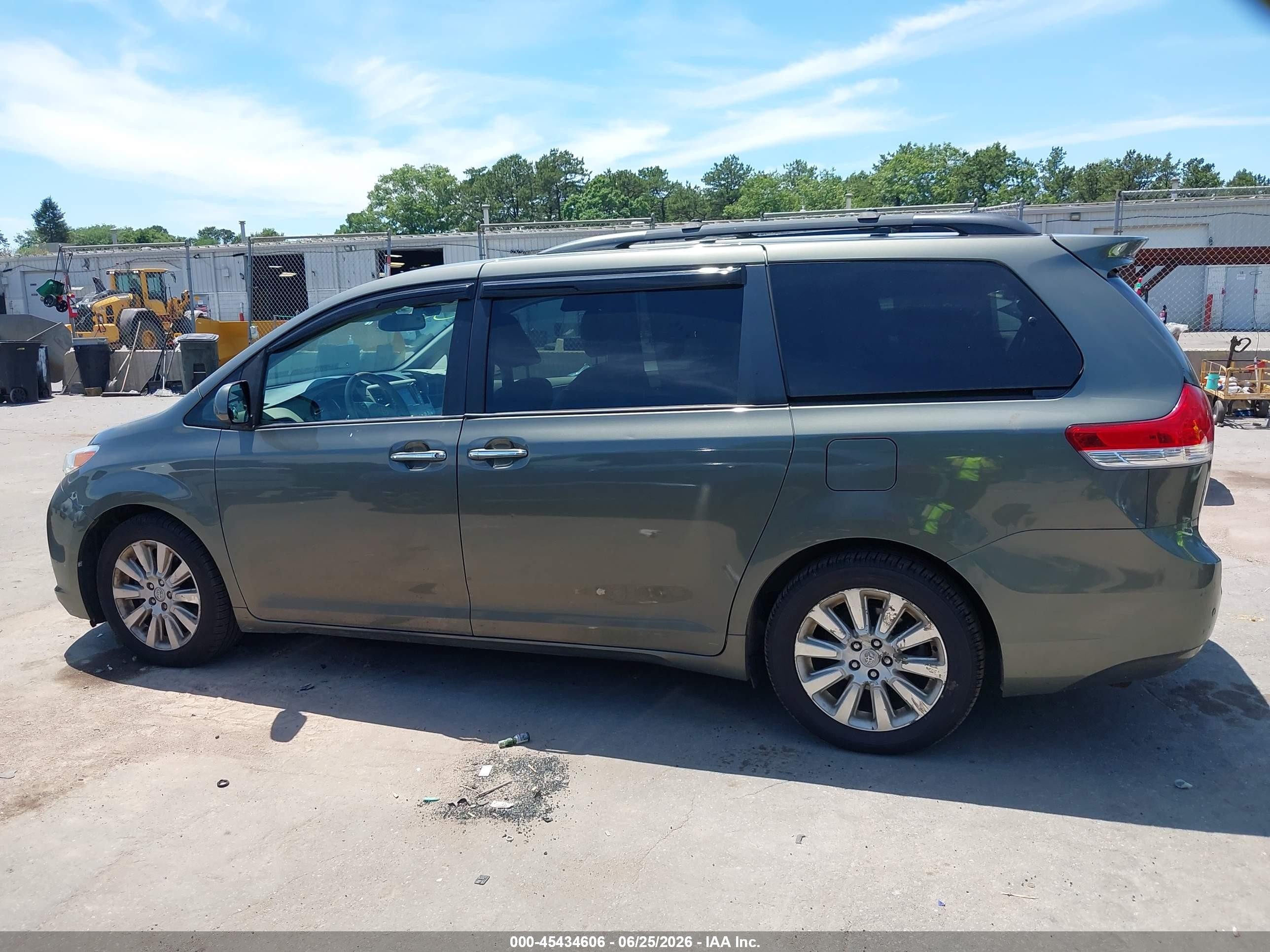 2011 Toyota Sienna Xle Gray vin: 5TDDK3DC7BS026094