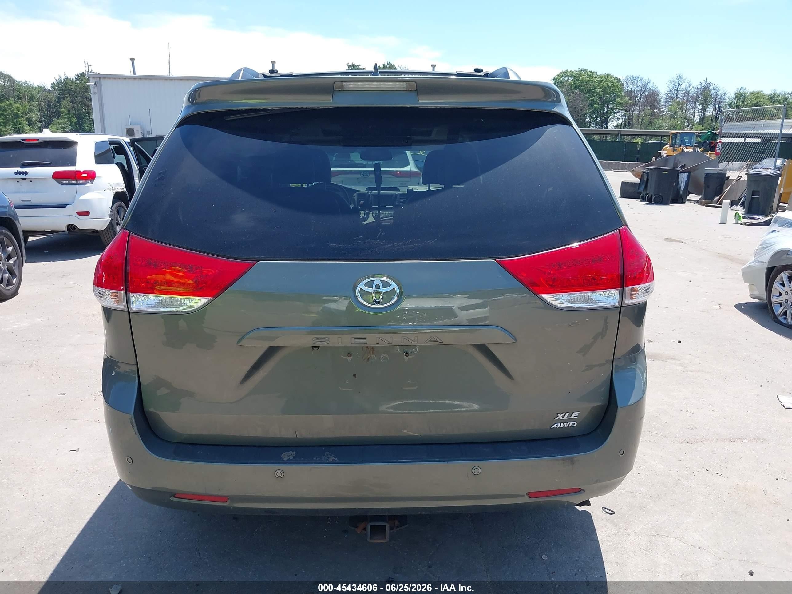 2011 Toyota Sienna Xle Gray vin: 5TDDK3DC7BS026094