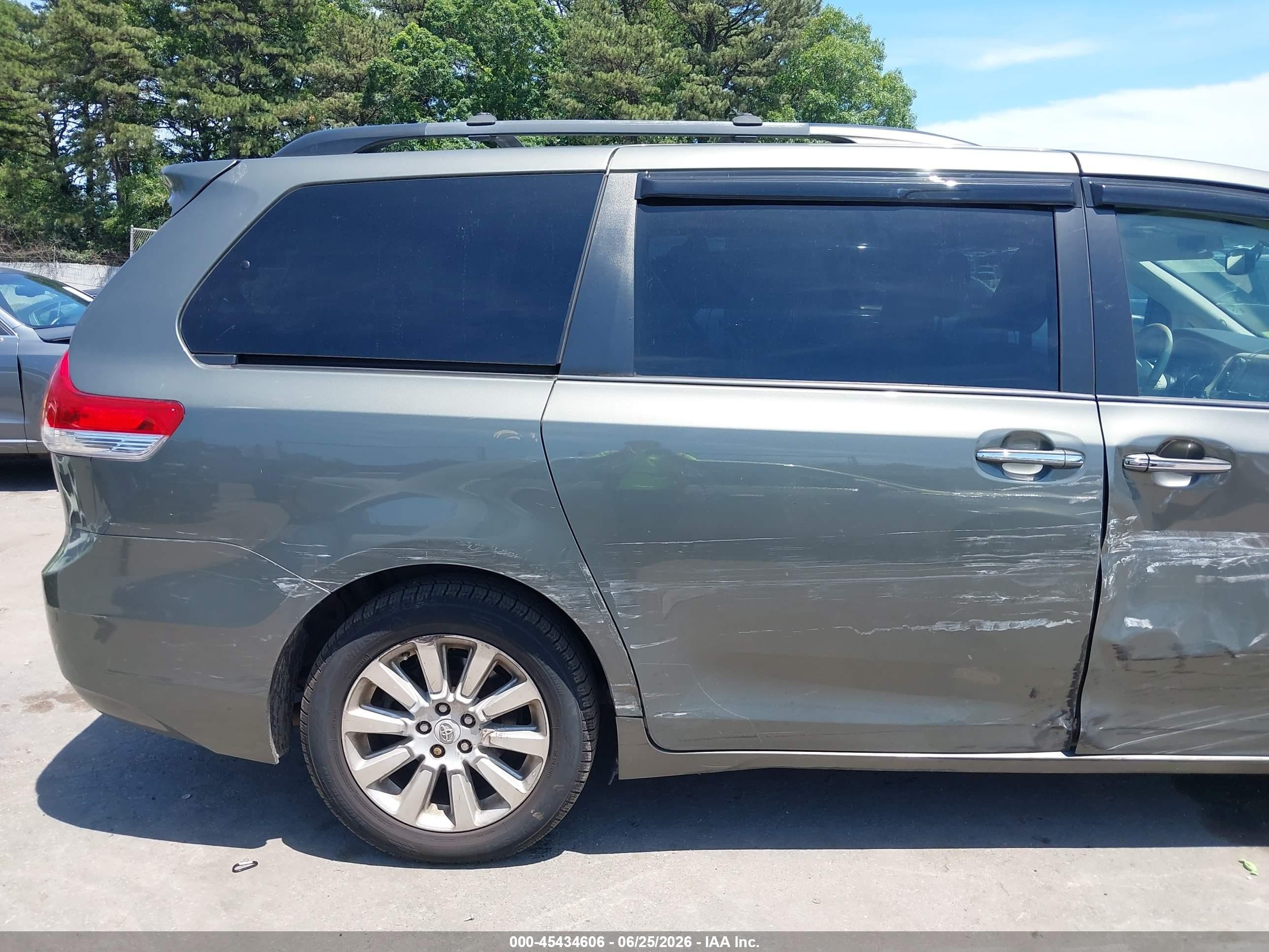 2011 Toyota Sienna Xle Gray vin: 5TDDK3DC7BS026094