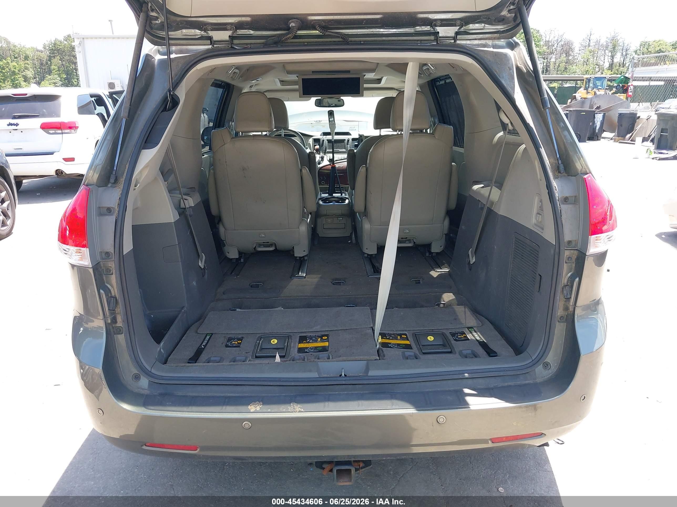 2011 Toyota Sienna Xle Gray vin: 5TDDK3DC7BS026094