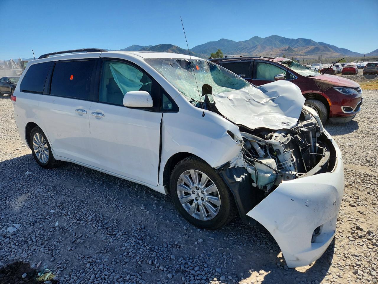2013 Toyota Sienna Xle 7-passenger White vin: 5TDDK3DC7DS057445