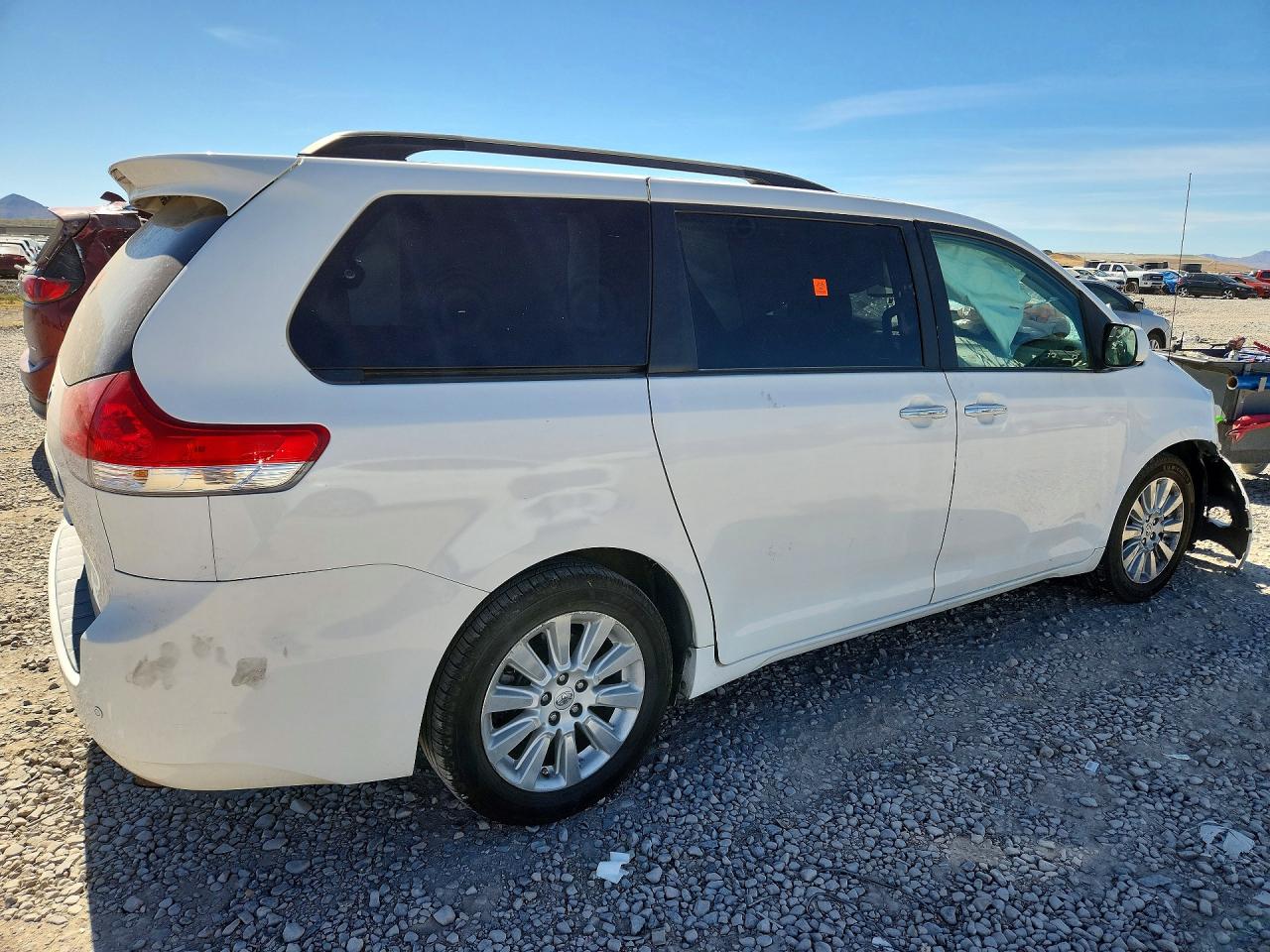 2013 Toyota Sienna Xle 7-passenger White vin: 5TDDK3DC7DS057445