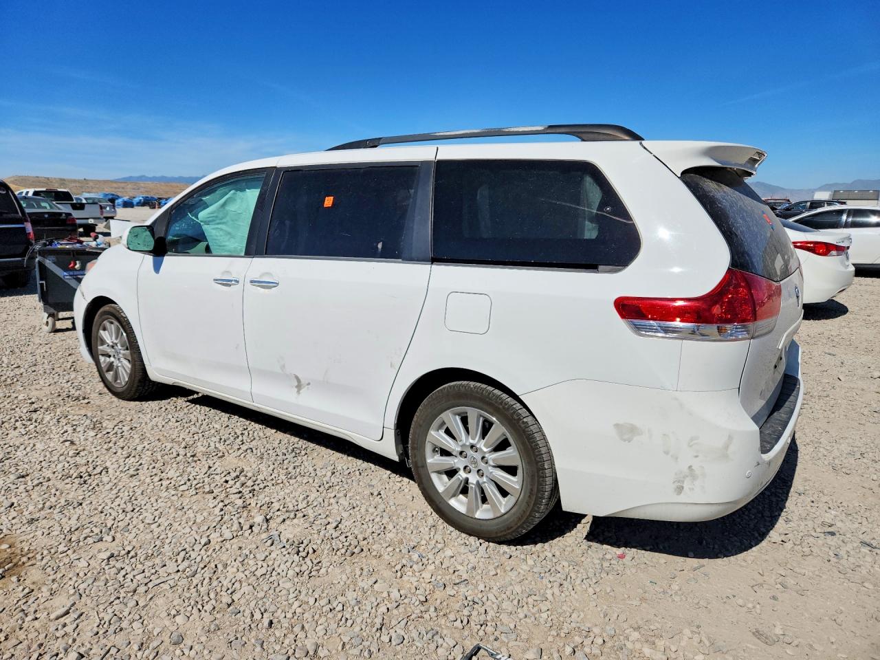 2013 Toyota Sienna Xle 7-passenger White vin: 5TDDK3DC7DS057445