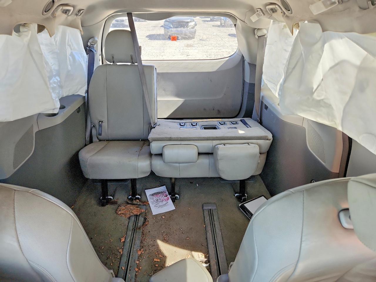 2013 Toyota Sienna Xle 7-passenger White vin: 5TDDK3DC7DS057445