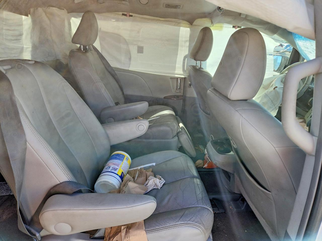 2013 Toyota Sienna Xle 7-passenger White vin: 5TDDK3DC7DS057445