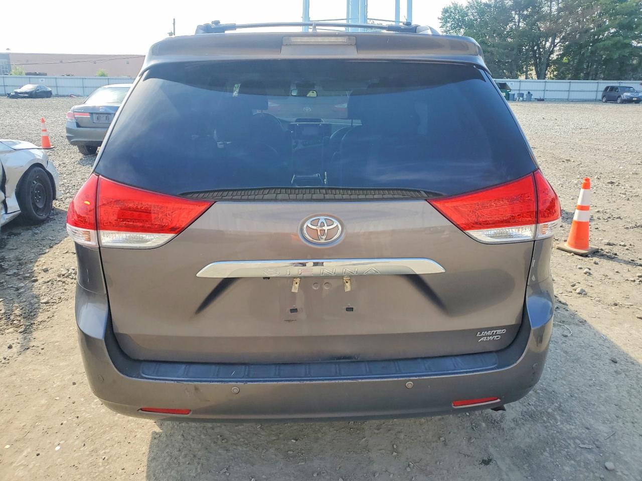 2013 Toyota Sienna Limited 7-passenger Серебряный vin: 5TDDK3DC7DS059678