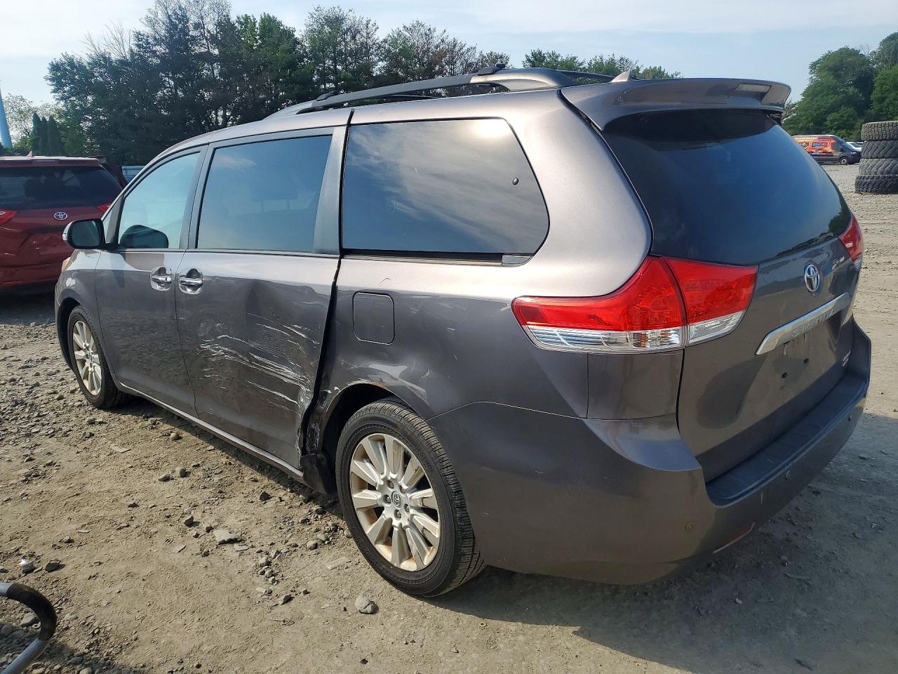 2013 Toyota Sienna Limited 7-passenger Серебряный vin: 5TDDK3DC7DS059678