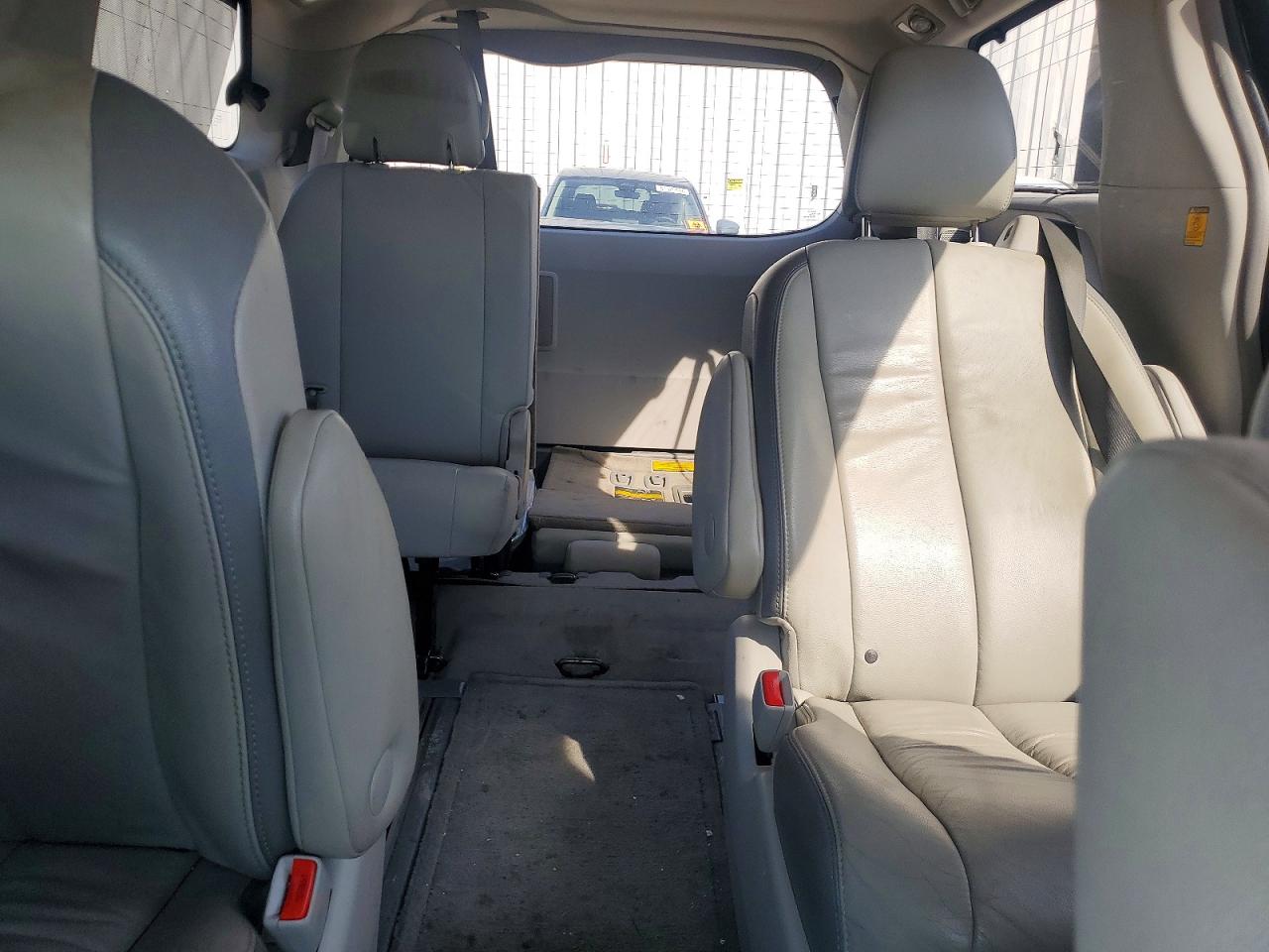 2013 Toyota Sienna Limited 7-passenger Серебряный vin: 5TDDK3DC7DS059678