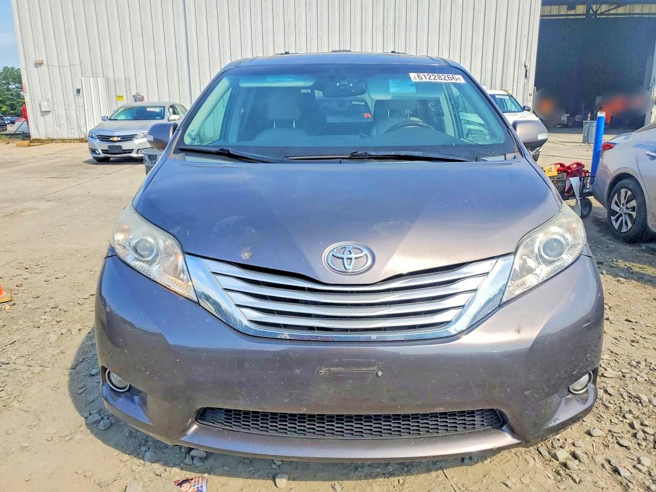 2013 Toyota Sienna Limited 7-passenger Серебряный vin: 5TDDK3DC7DS059678