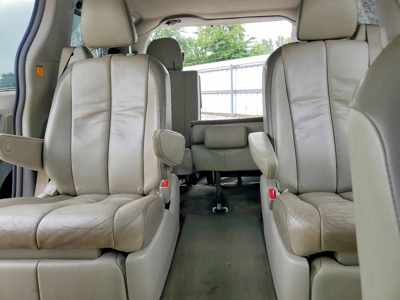 2013 Toyota Sienna Limited 7-passenger White vin: 5TDDK3DC7DS060457