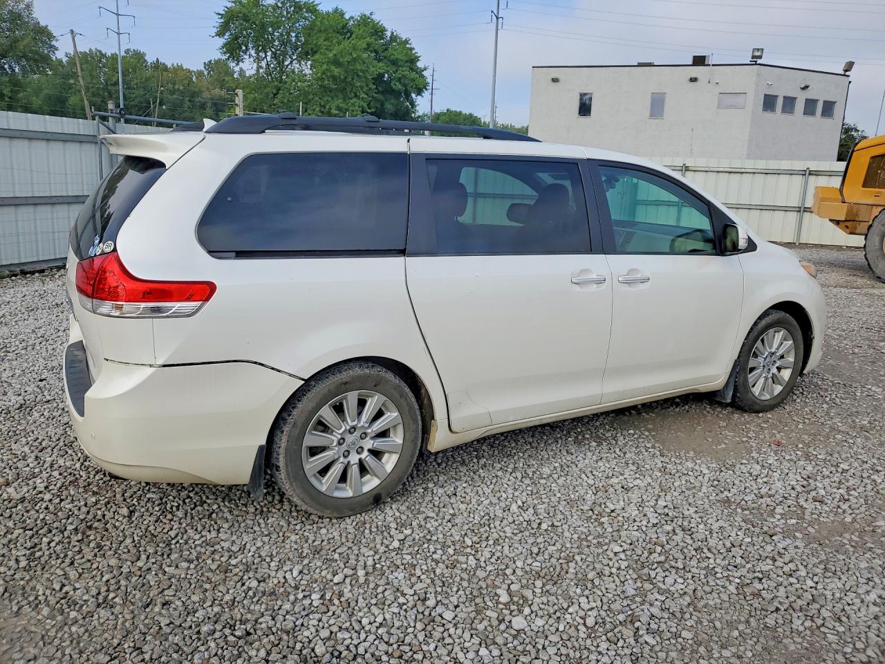 2013 Toyota Sienna Limited 7-passenger White vin: 5TDDK3DC7DS060457
