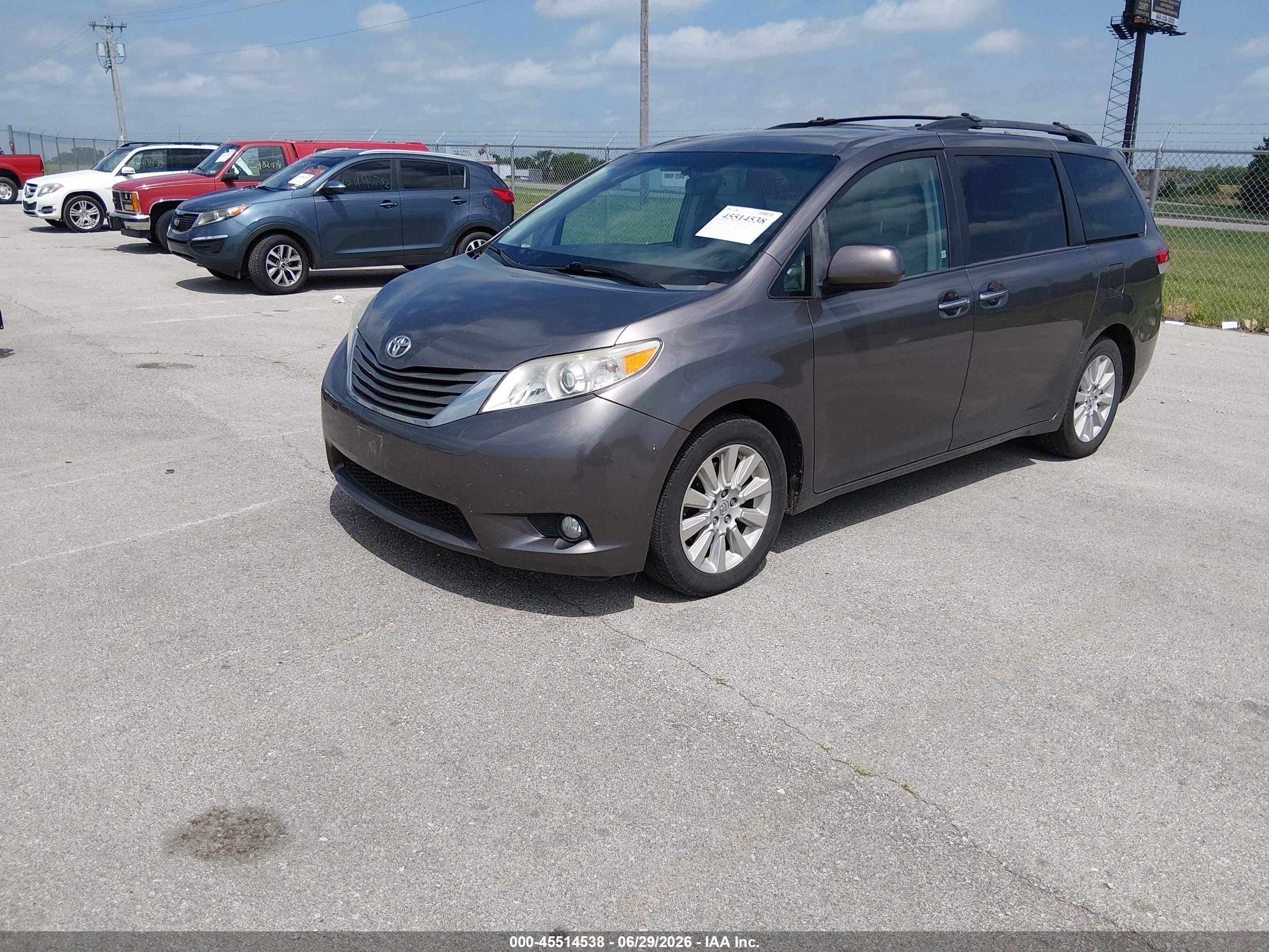 2013 Toyota Sienna Xle 7 Passenger Gray vin: 5TDDK3DC7DS063195