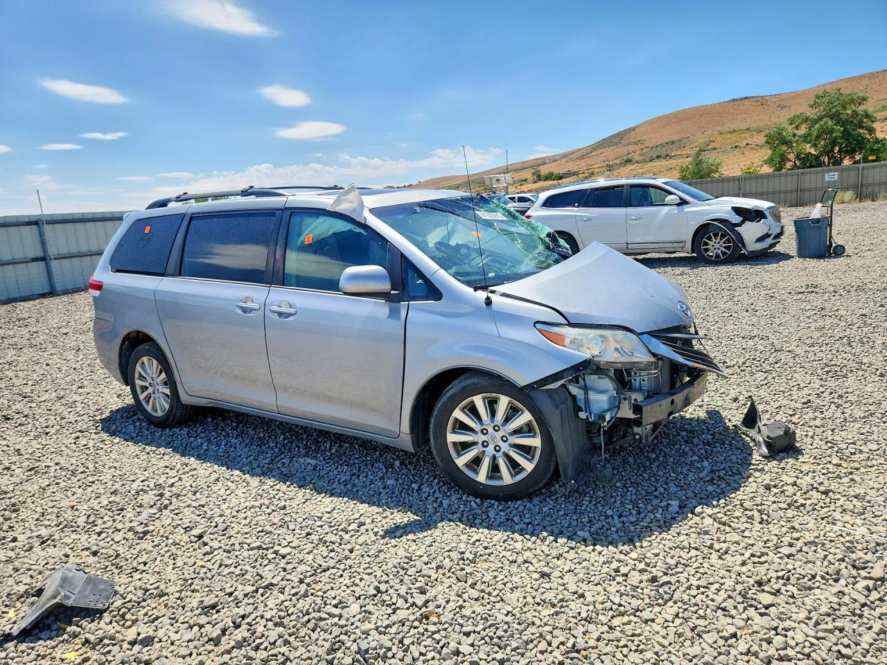 2014 Toyota Sienna Xle 7-passenger Silver vin: 5TDDK3DC7ES087188
