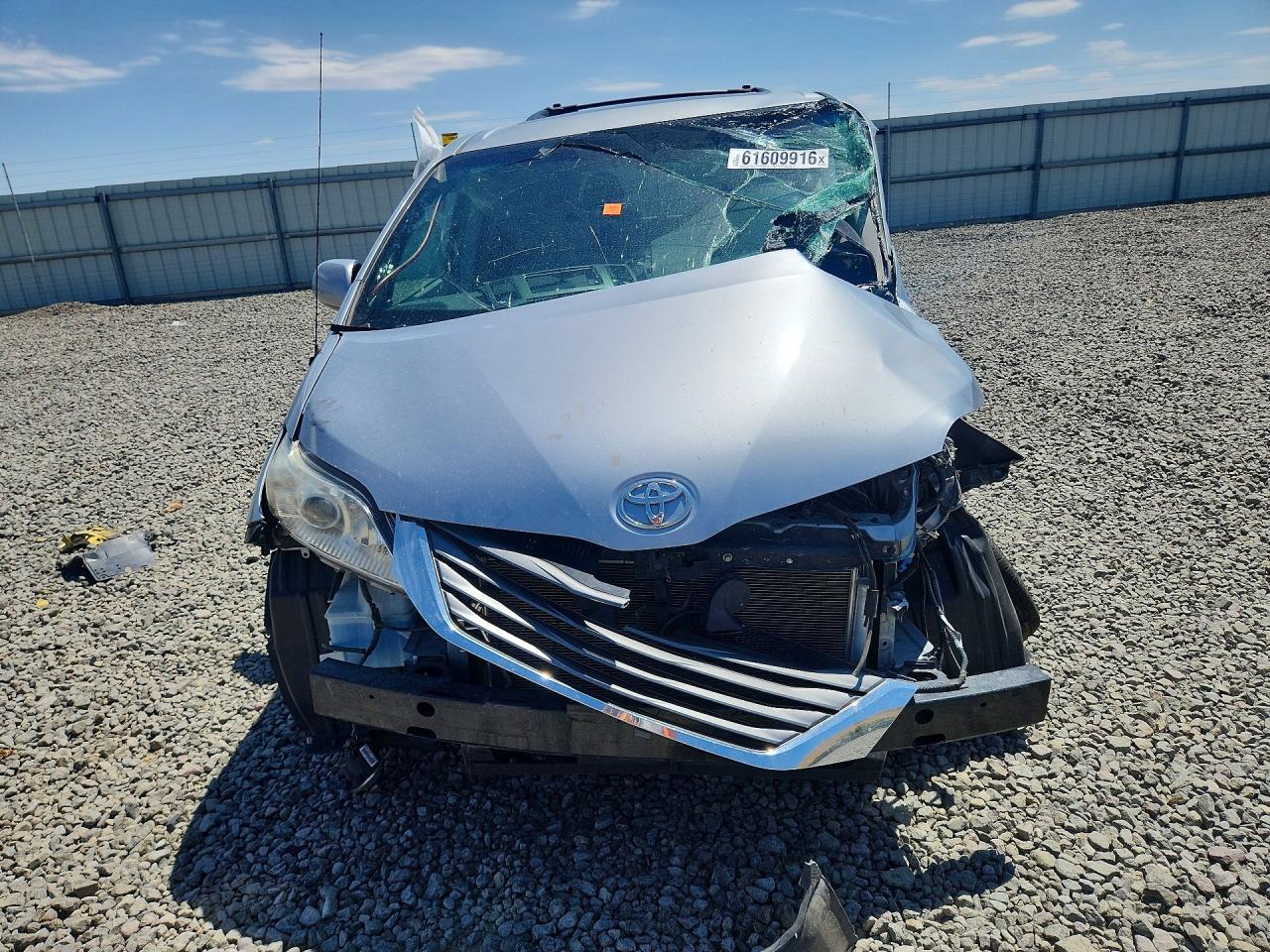 2014 Toyota Sienna Xle 7-passenger Silver vin: 5TDDK3DC7ES087188