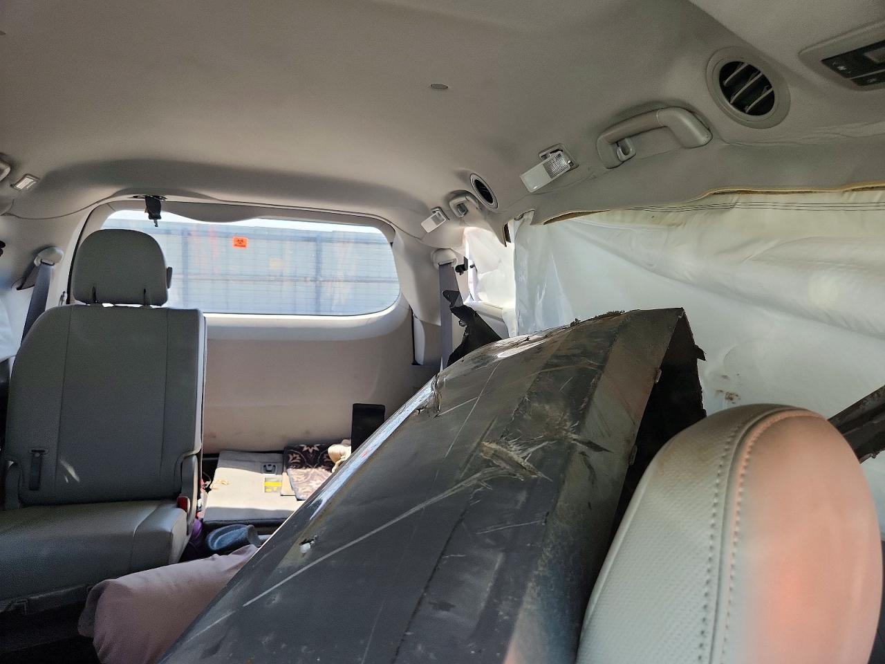 2014 Toyota Sienna Xle 7-passenger Silver vin: 5TDDK3DC7ES087188