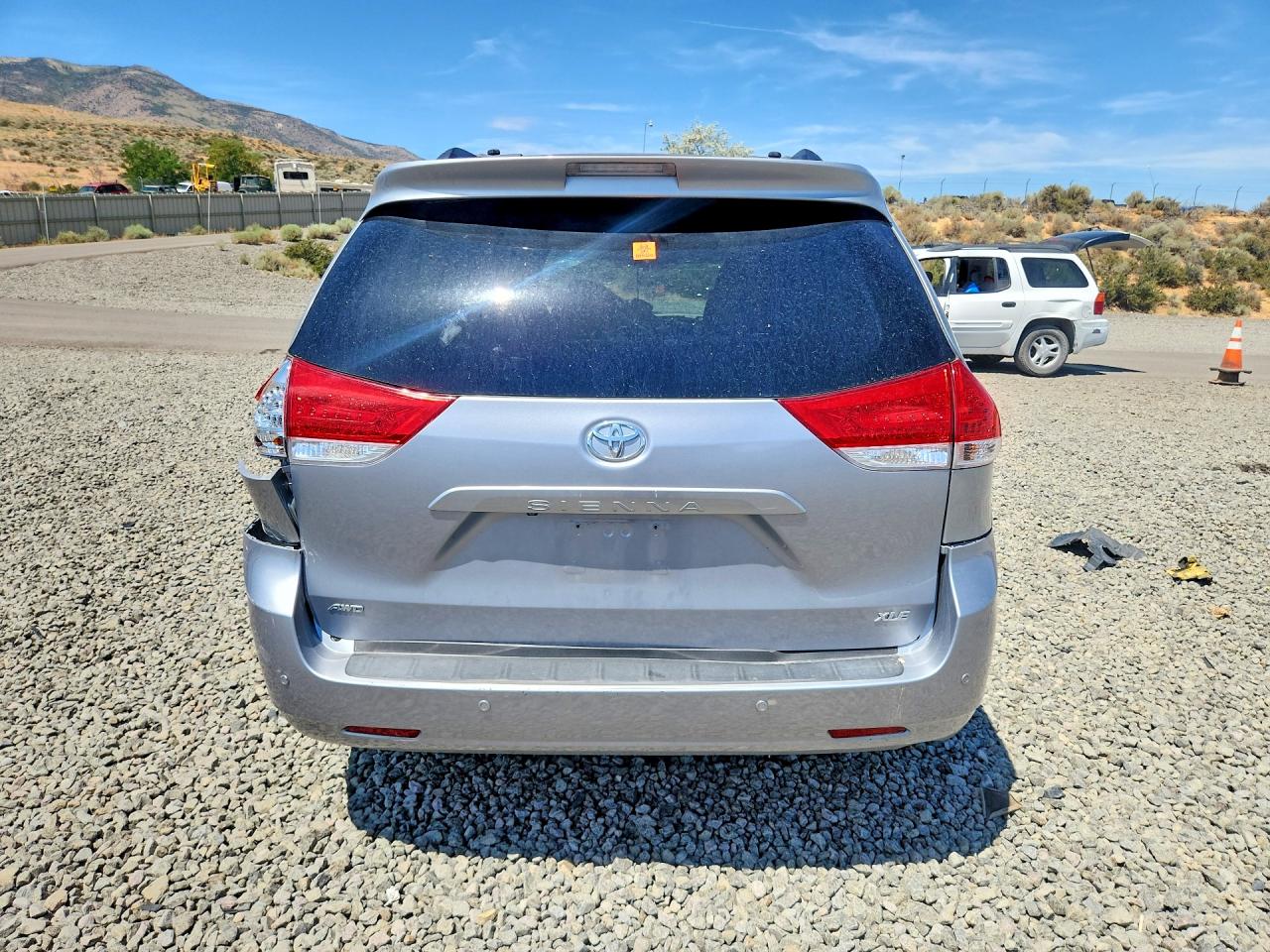 2014 Toyota Sienna Xle 7-passenger Silver vin: 5TDDK3DC7ES087188