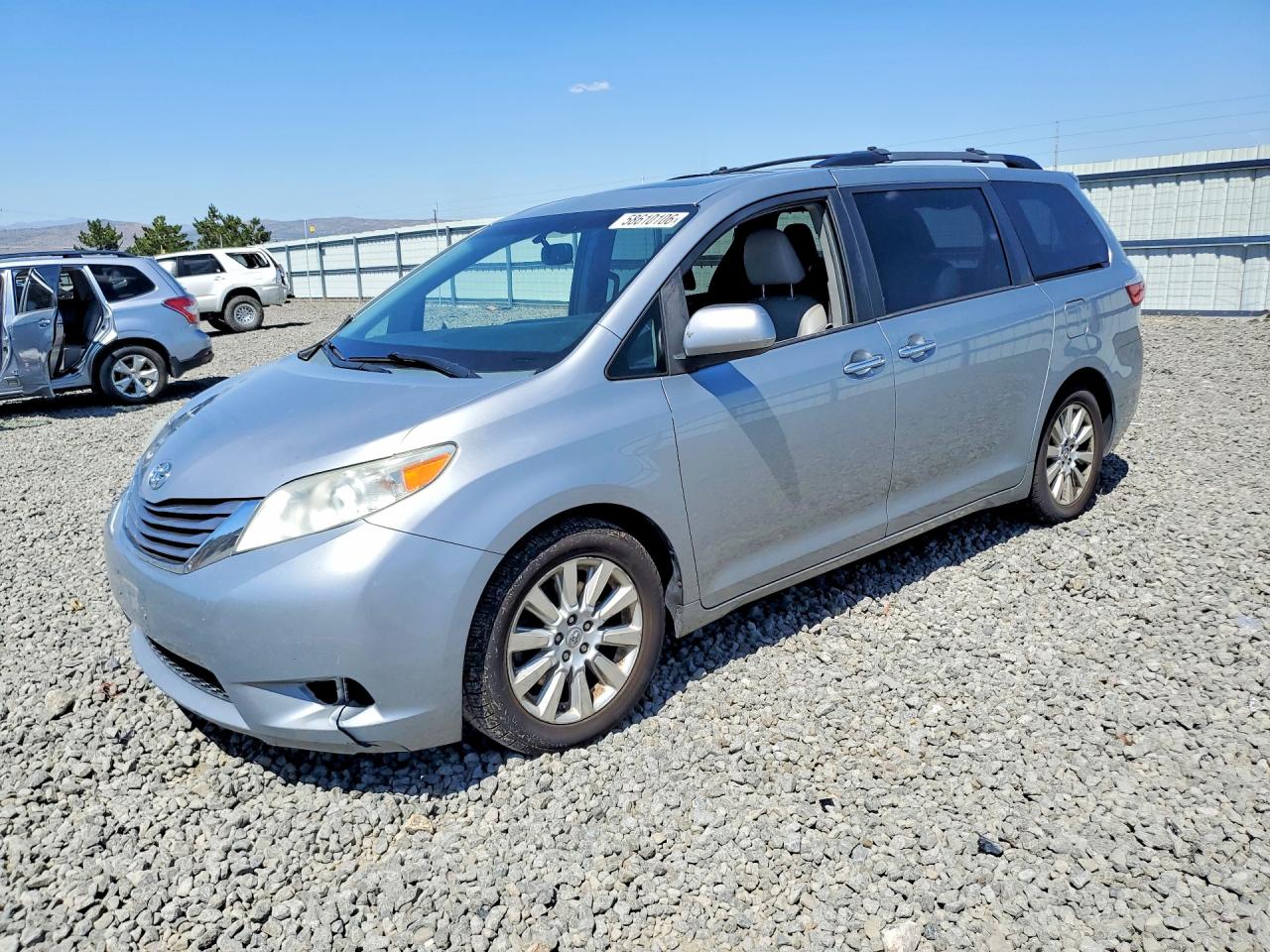 2015 Toyota Sienna Xle Premium 7-passenger Silver vin: 5TDDK3DC7FS102287