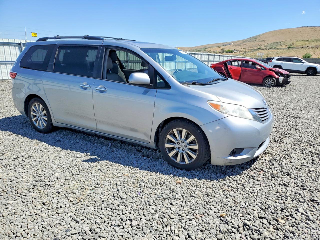 2015 Toyota Sienna Xle Premium 7-passenger Silver vin: 5TDDK3DC7FS102287