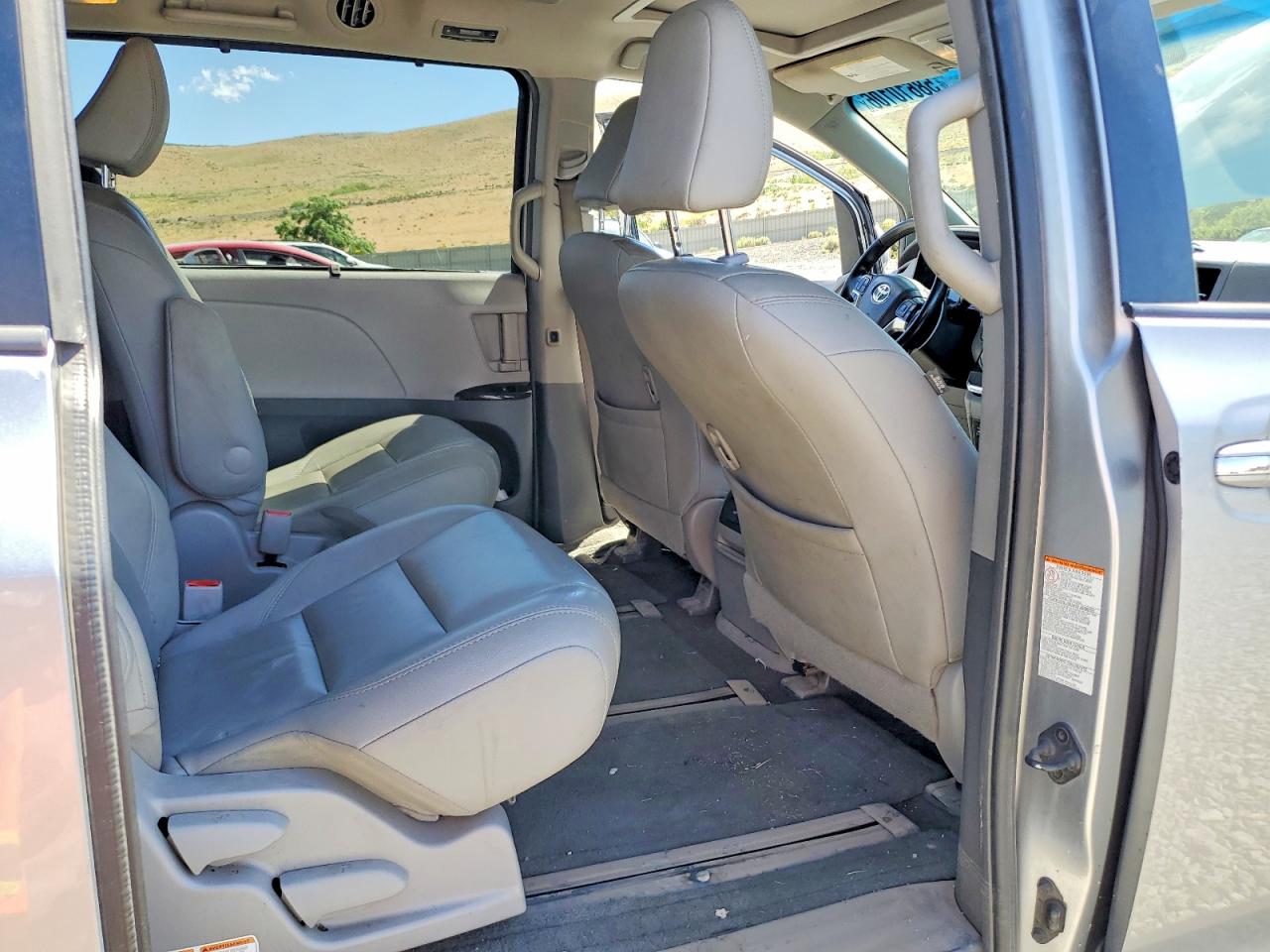 2015 Toyota Sienna Xle Premium 7-passenger Silver vin: 5TDDK3DC7FS102287