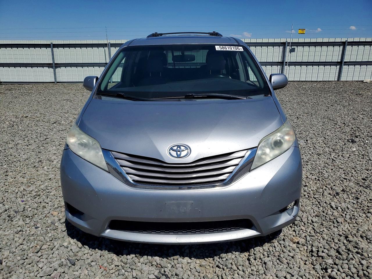 2015 Toyota Sienna Xle Premium 7-passenger Silver vin: 5TDDK3DC7FS102287