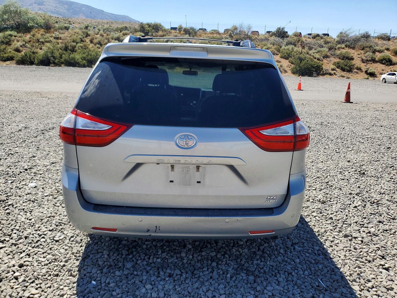 2015 Toyota Sienna Xle Premium 7-passenger Silver vin: 5TDDK3DC7FS102287