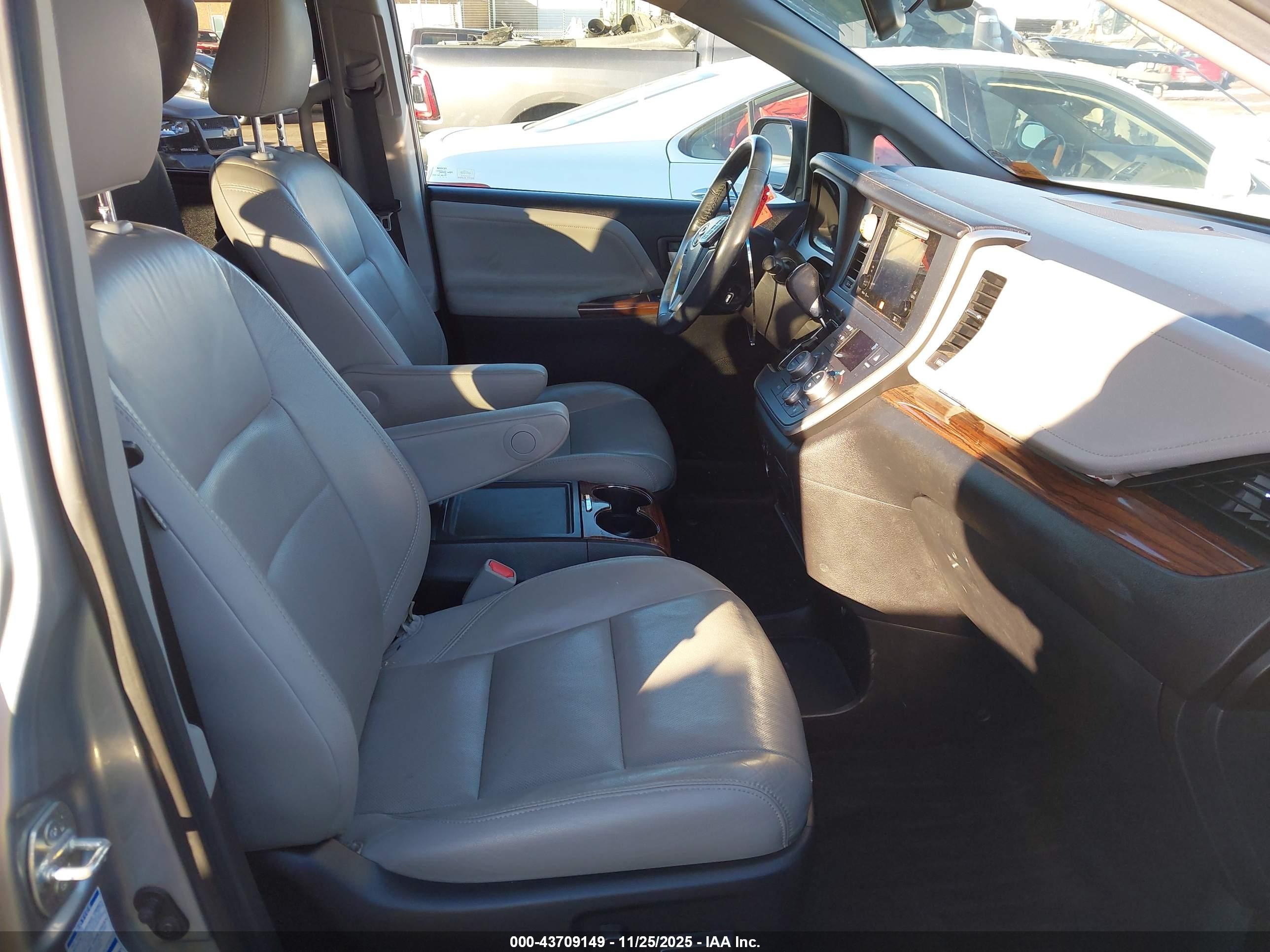 2015 Toyota Sienna Limited Premium 7 Passenger Серебряный vin: 5TDDK3DC7FS116044