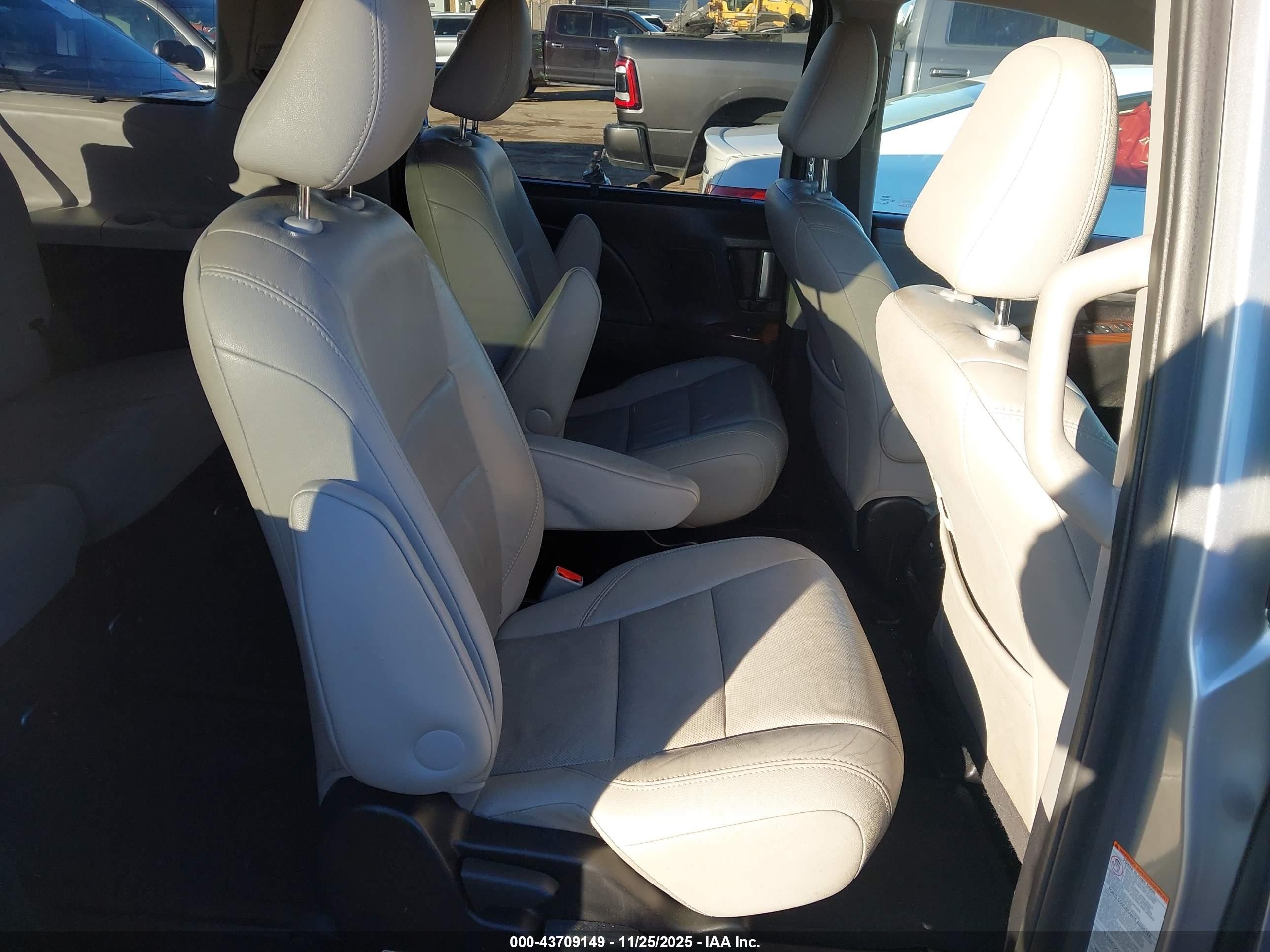 2015 Toyota Sienna Limited Premium 7 Passenger Серебряный vin: 5TDDK3DC7FS116044