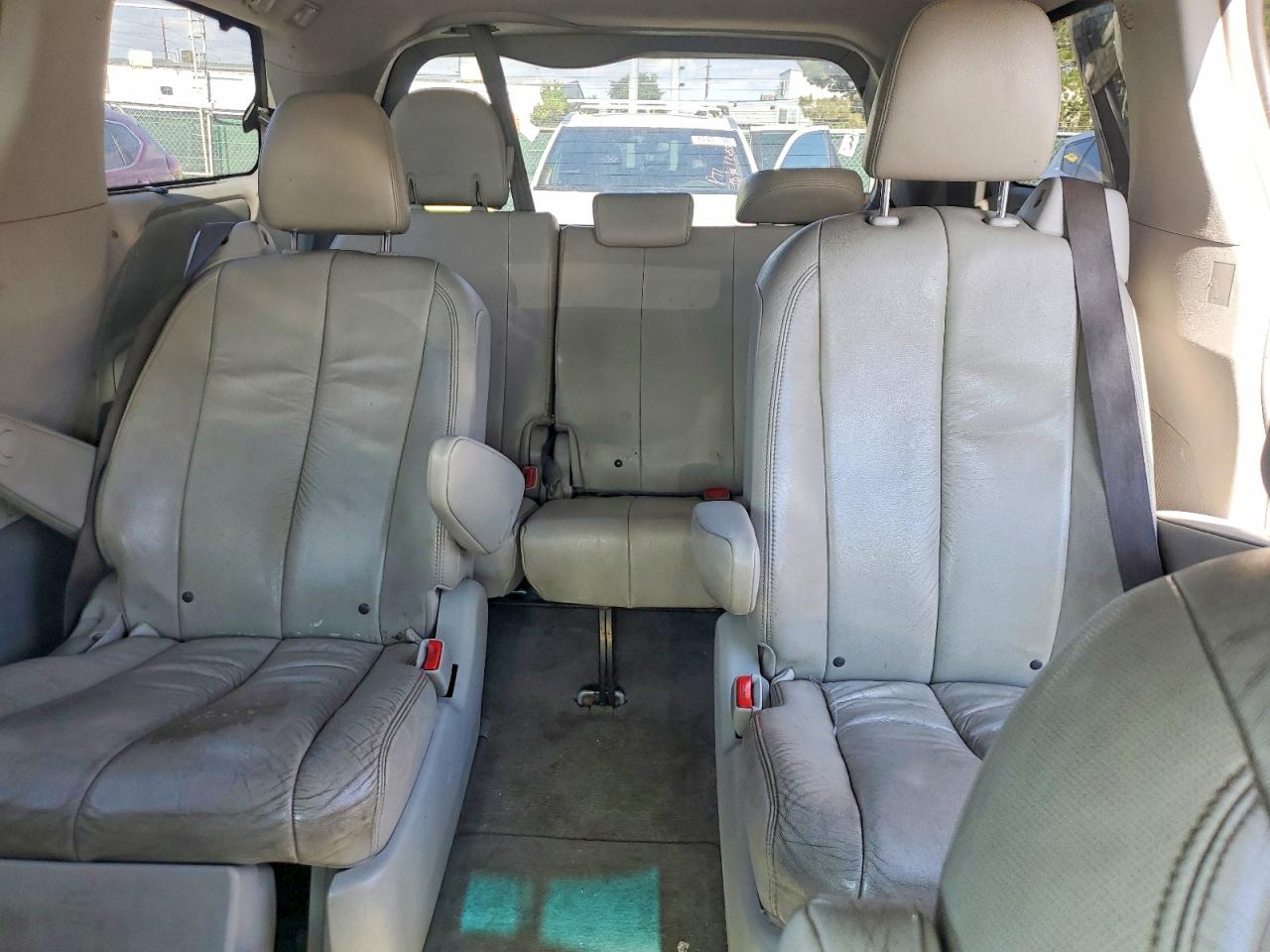 2011 Toyota Sienna Xle 7-passenger Silver vin: 5TDDK3DC8BS001382
