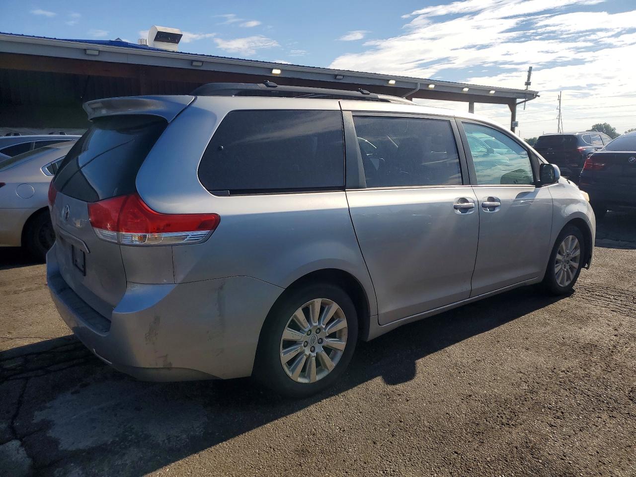 2011 Toyota Sienna Xle 7-passenger Silver vin: 5TDDK3DC8BS001382