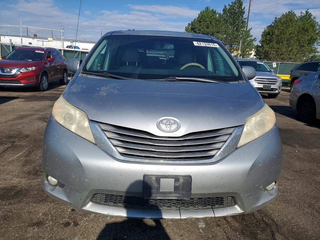 2011 Toyota Sienna Xle 7-passenger Silver vin: 5TDDK3DC8BS001382