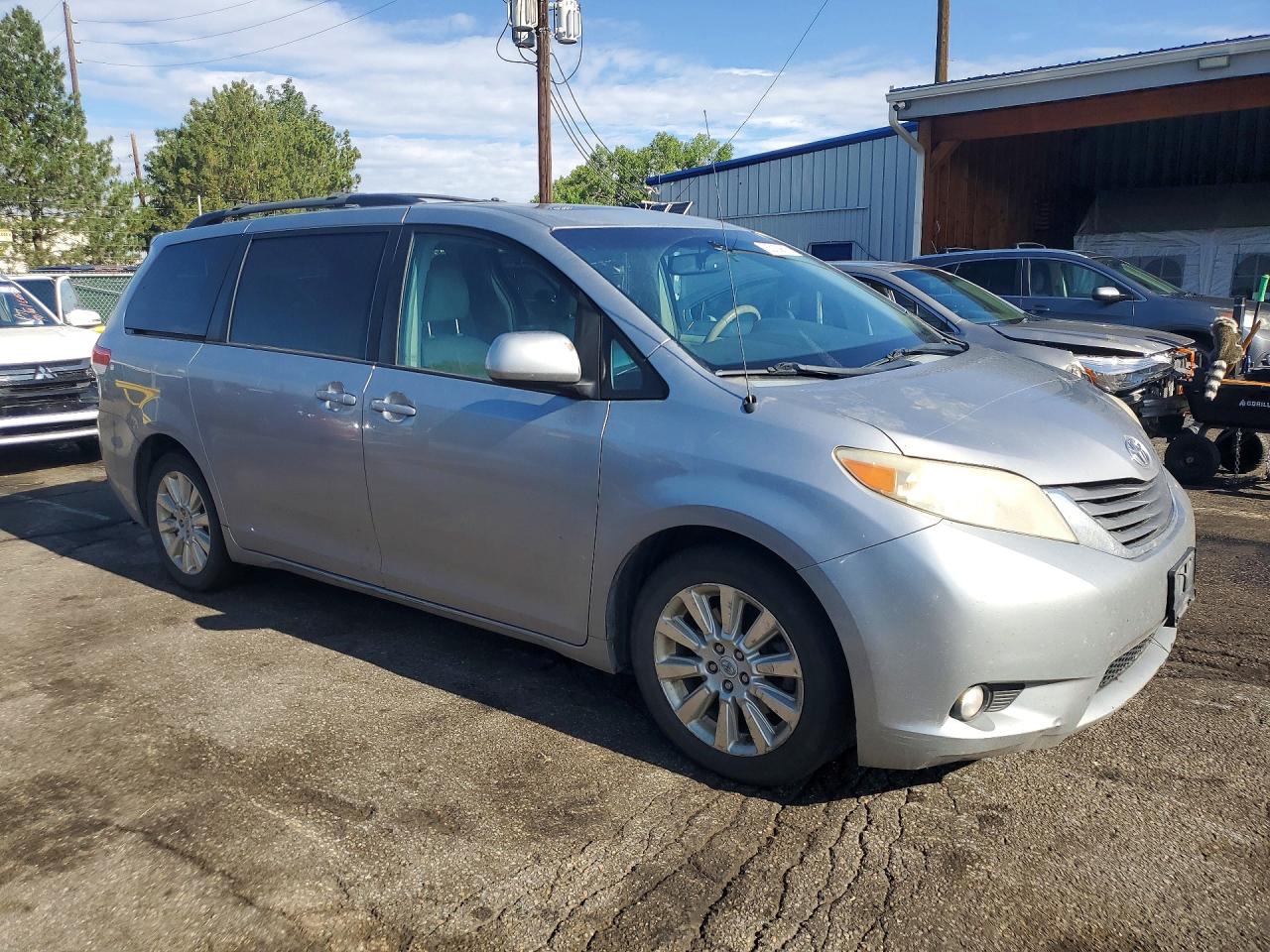 2011 Toyota Sienna Xle 7-passenger Silver vin: 5TDDK3DC8BS001382