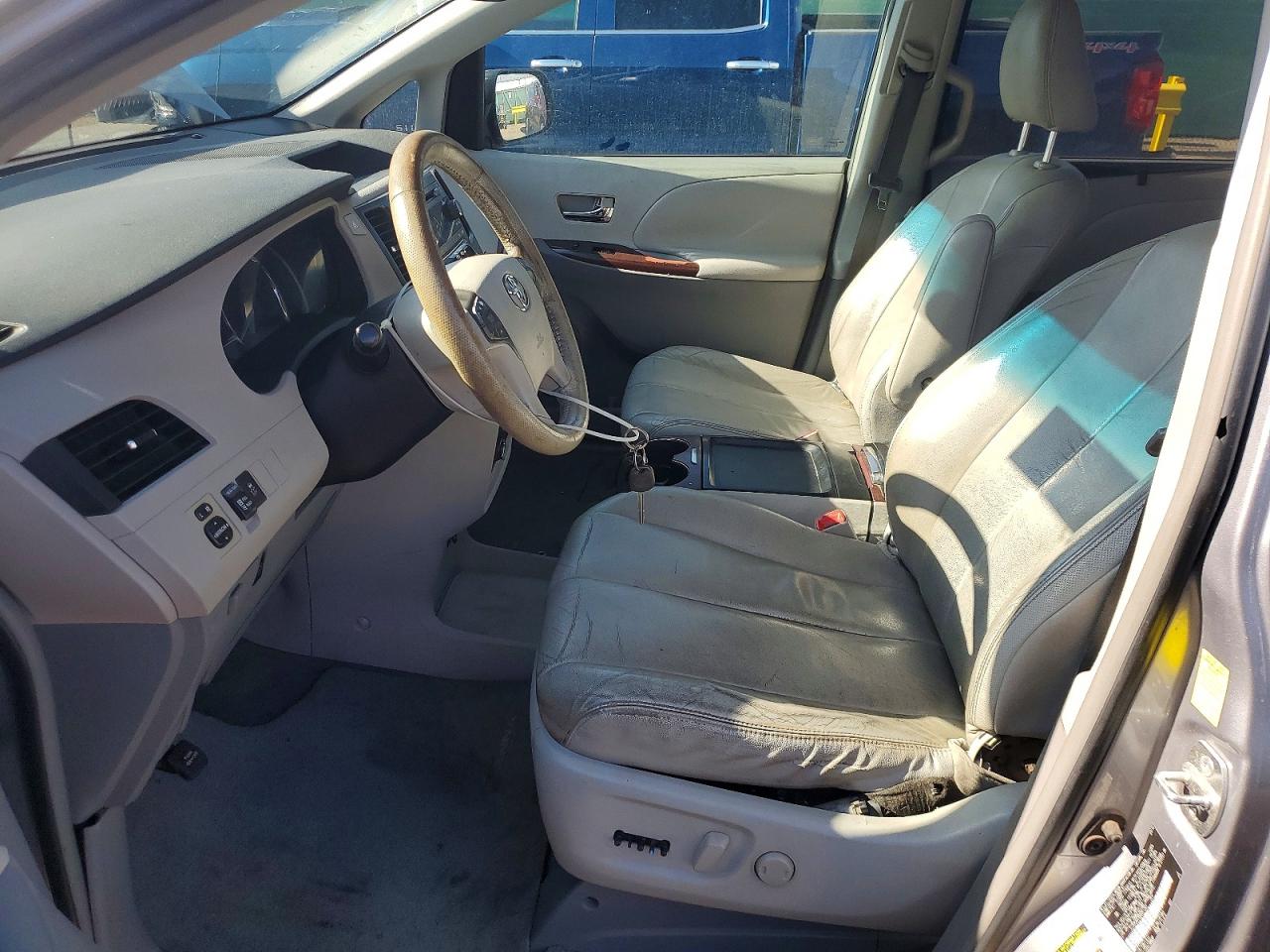 2011 Toyota Sienna Xle 7-passenger Silver vin: 5TDDK3DC8BS001382
