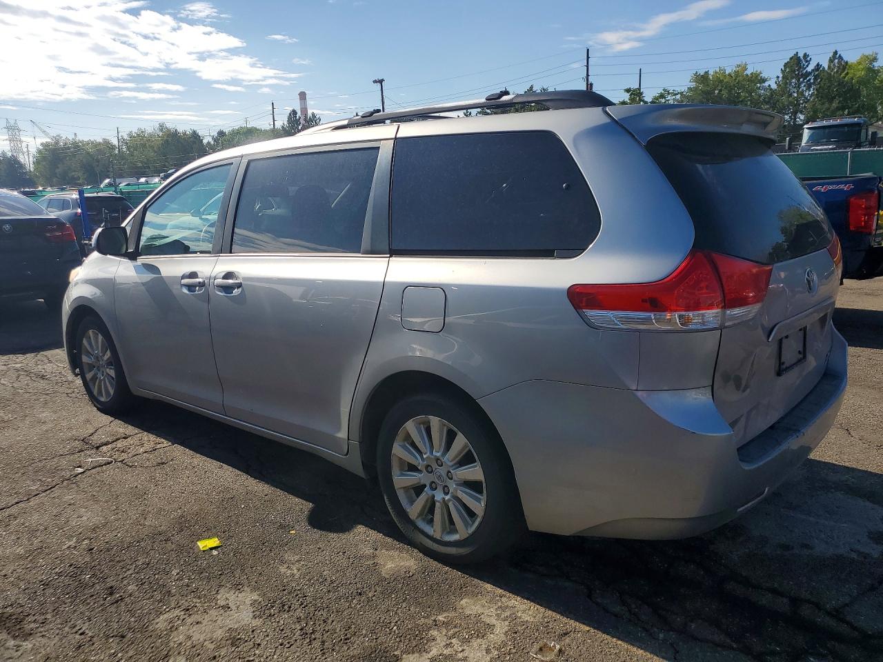 2011 Toyota Sienna Xle 7-passenger Silver vin: 5TDDK3DC8BS001382