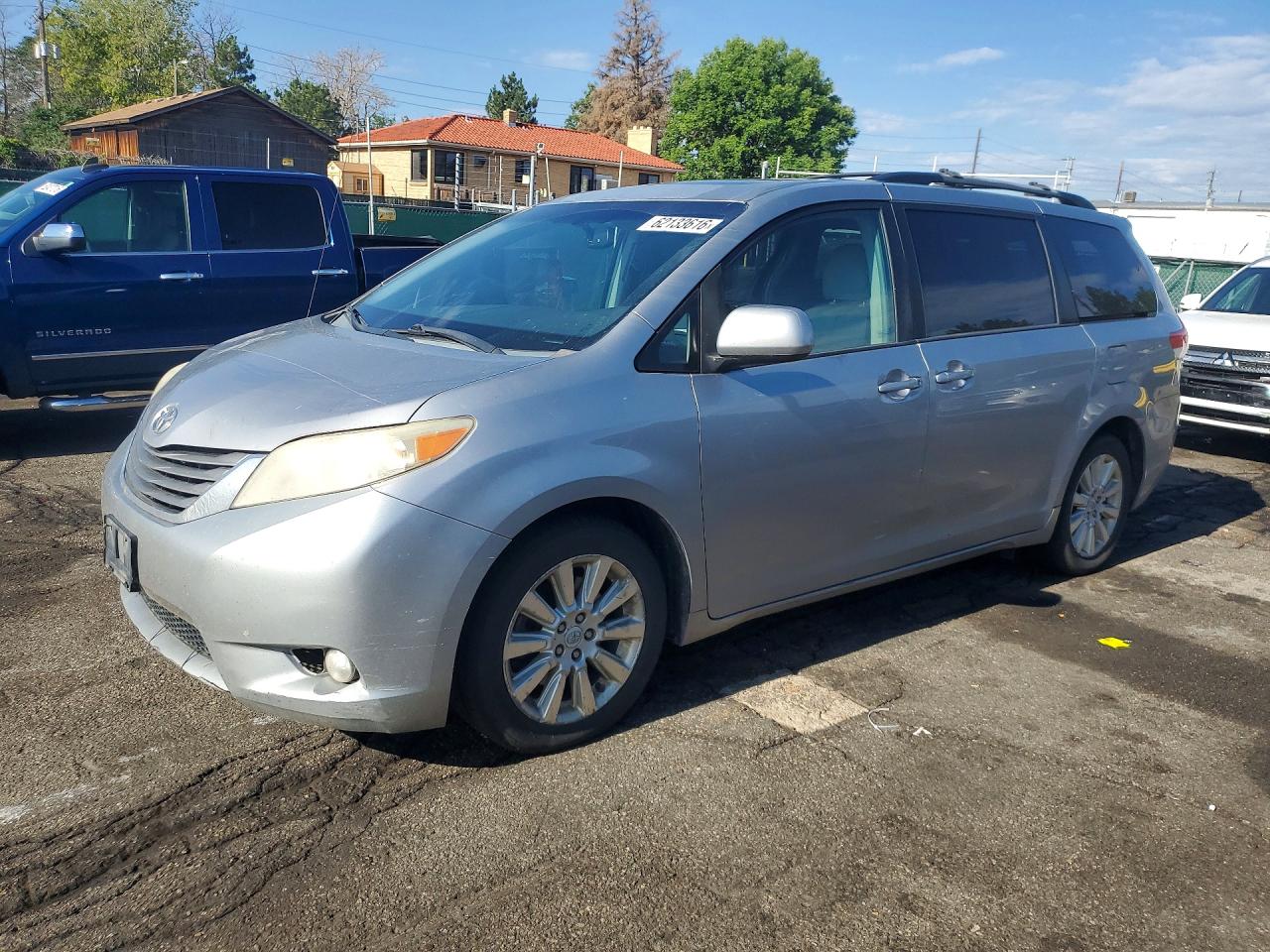 2011 Toyota Sienna Xle 7-passenger Silver vin: 5TDDK3DC8BS001382