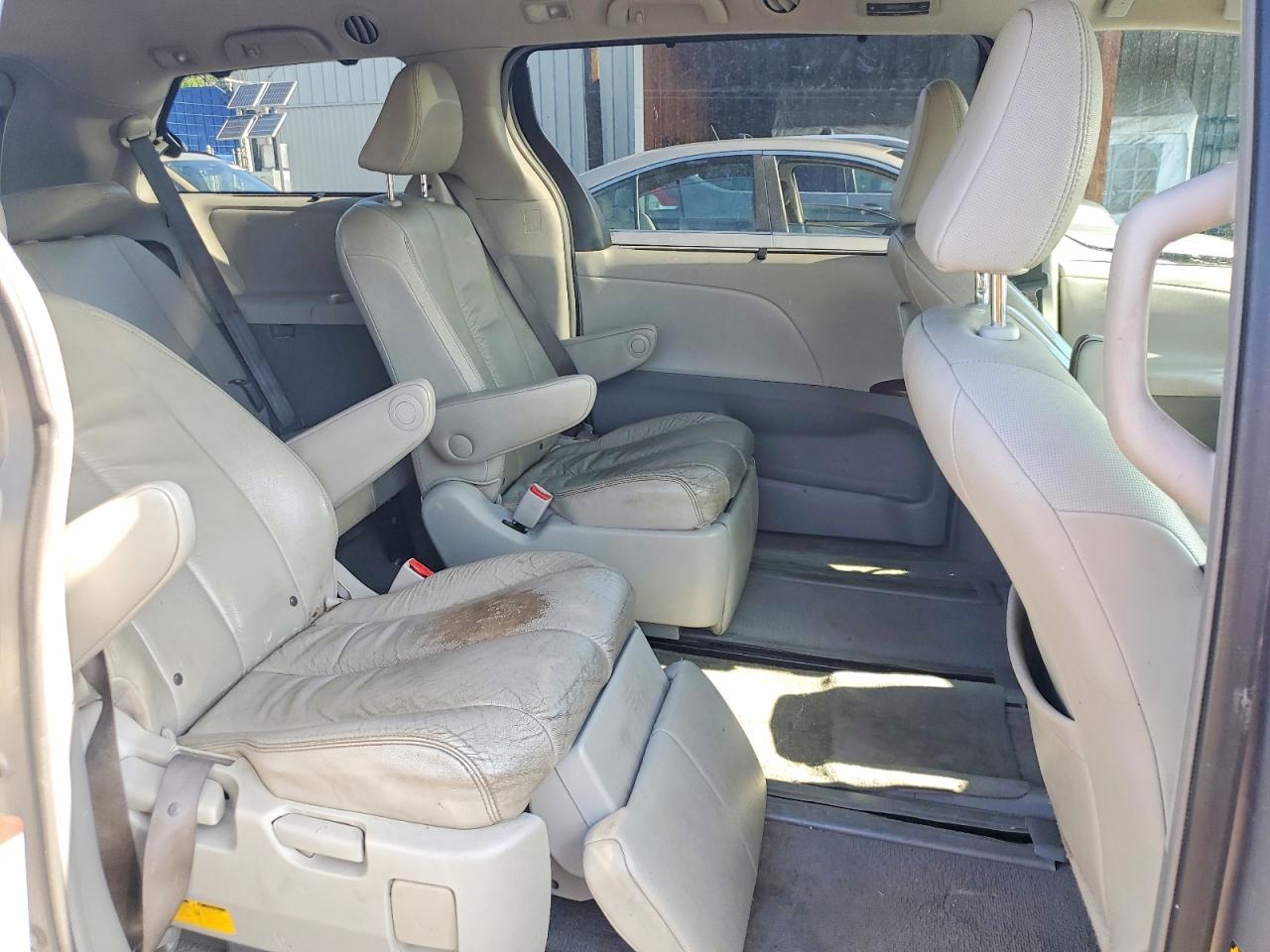 2011 Toyota Sienna Xle 7-passenger Silver vin: 5TDDK3DC8BS001382