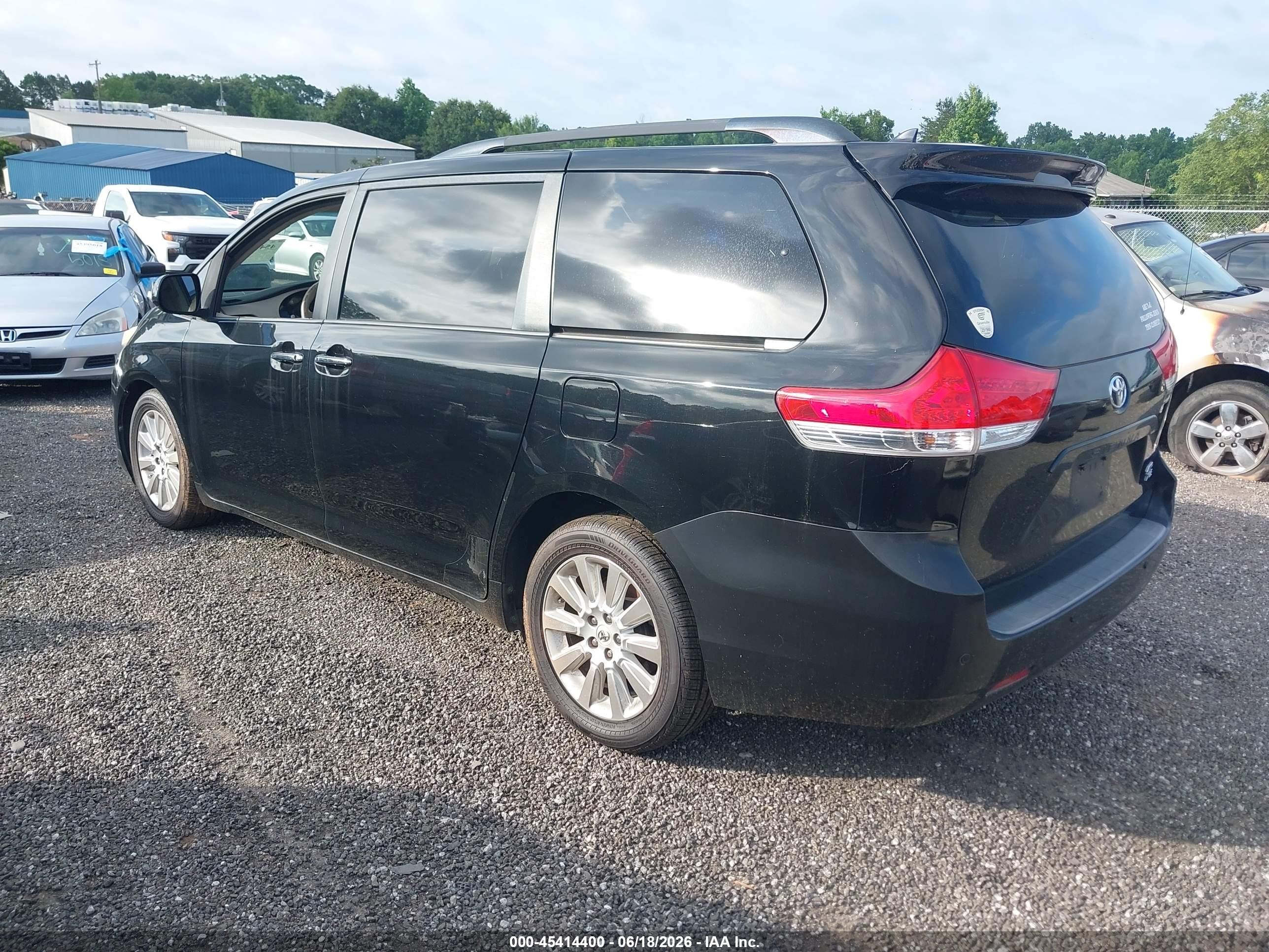 2011 Toyota Sienna Xle Черный vin: 5TDDK3DC8BS001950