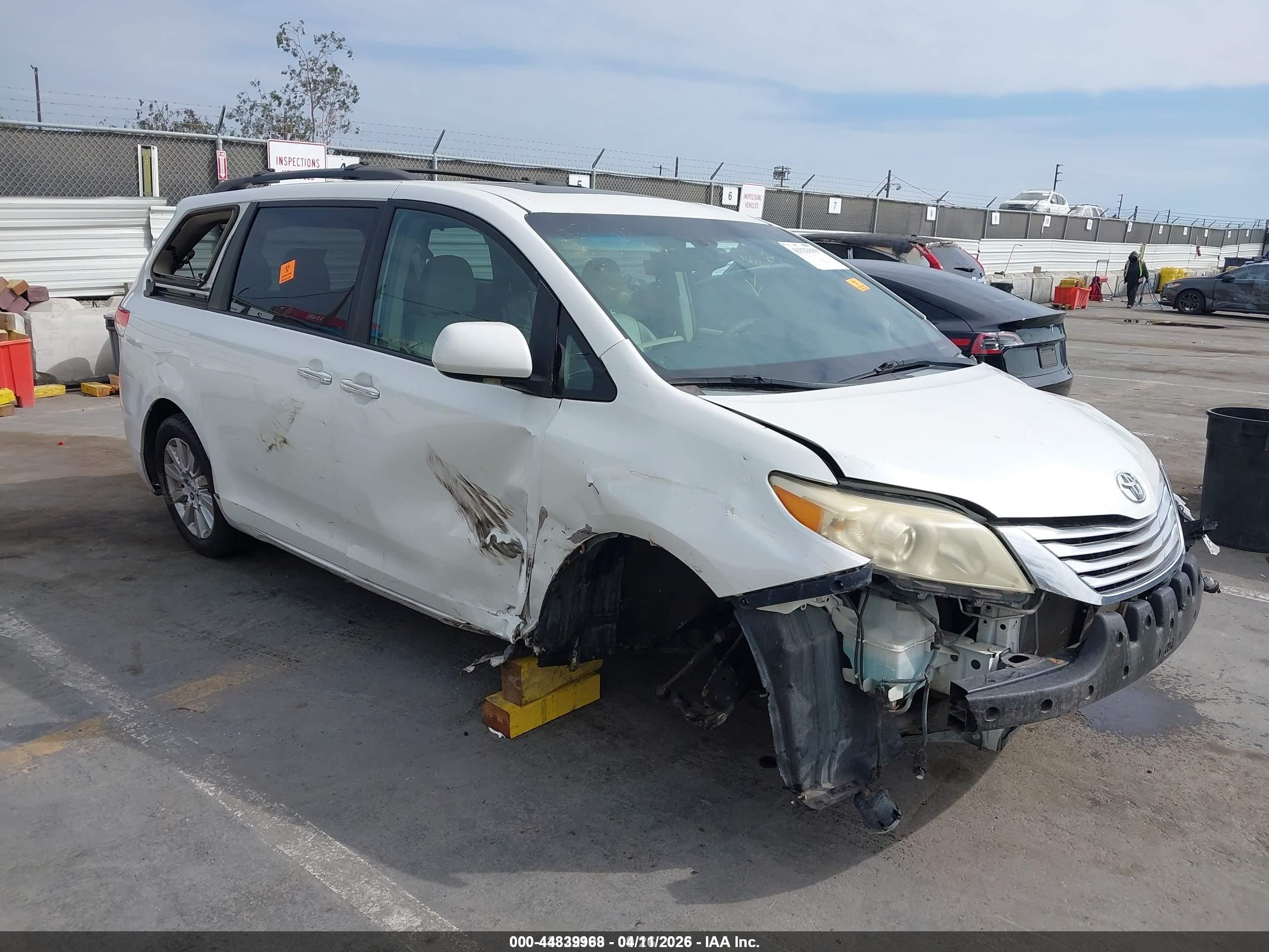 2011 Toyota Sienna Limited White vin: 5TDDK3DC8BS005593