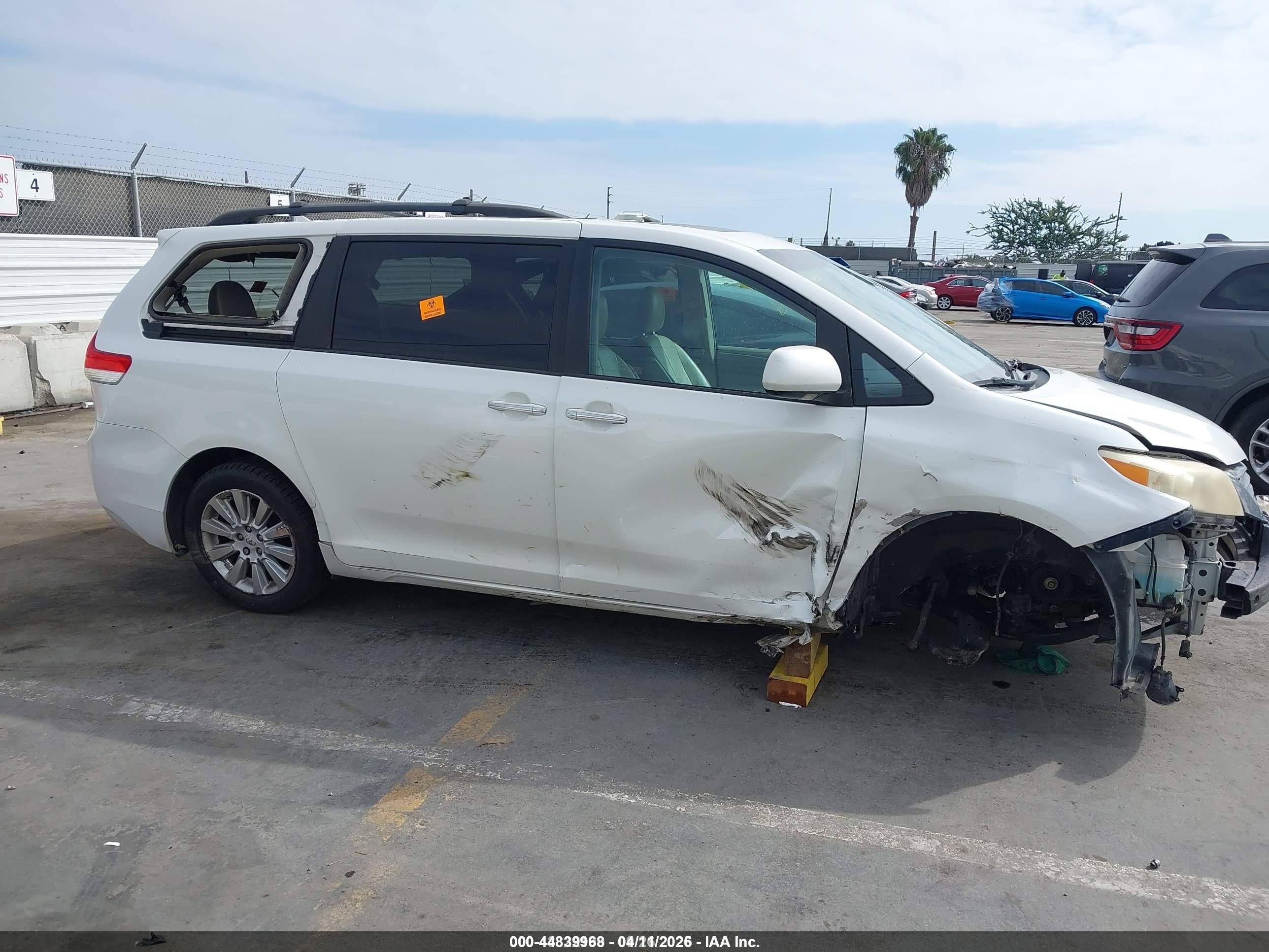 2011 Toyota Sienna Limited White vin: 5TDDK3DC8BS005593