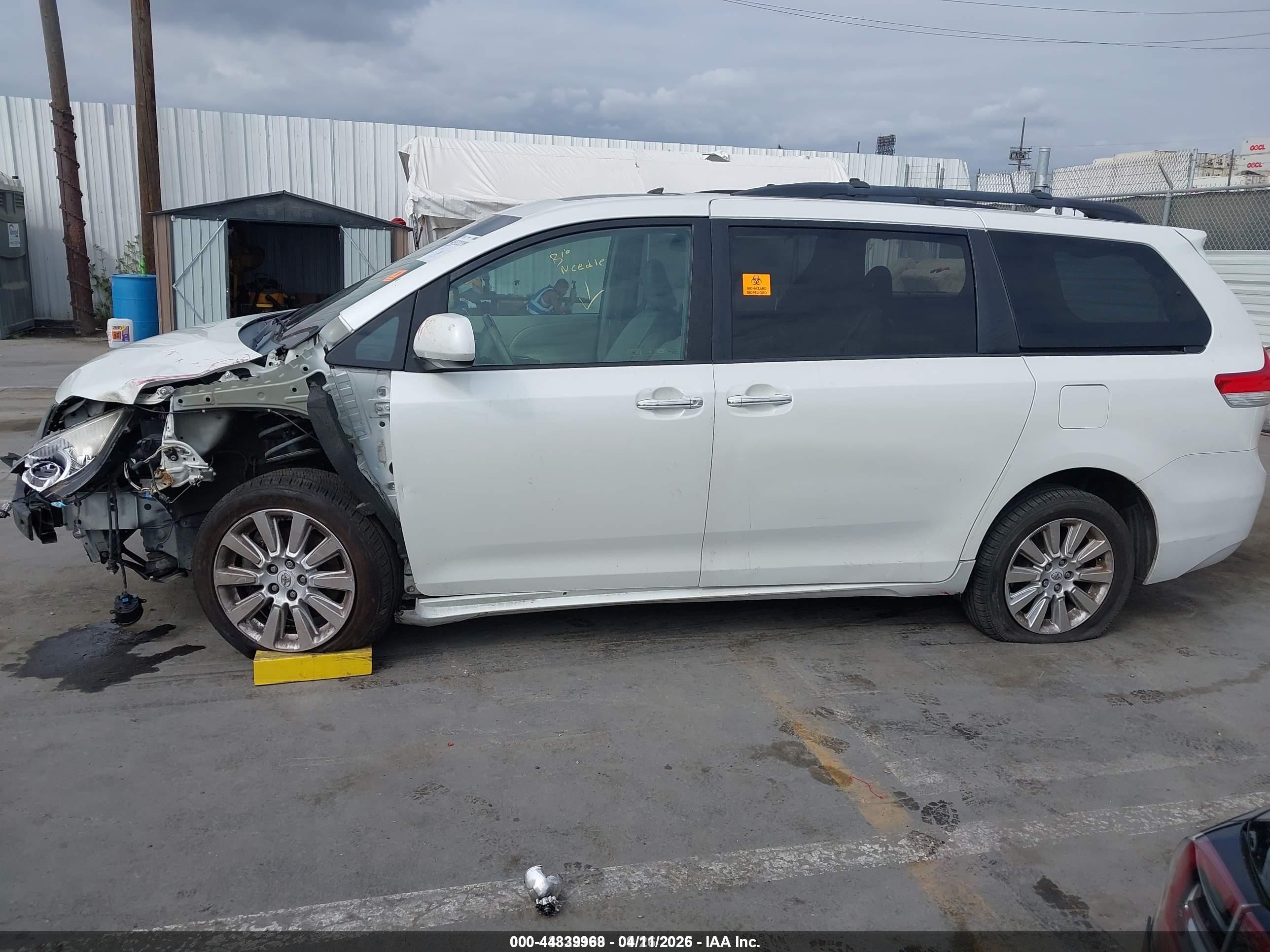 2011 Toyota Sienna Limited White vin: 5TDDK3DC8BS005593