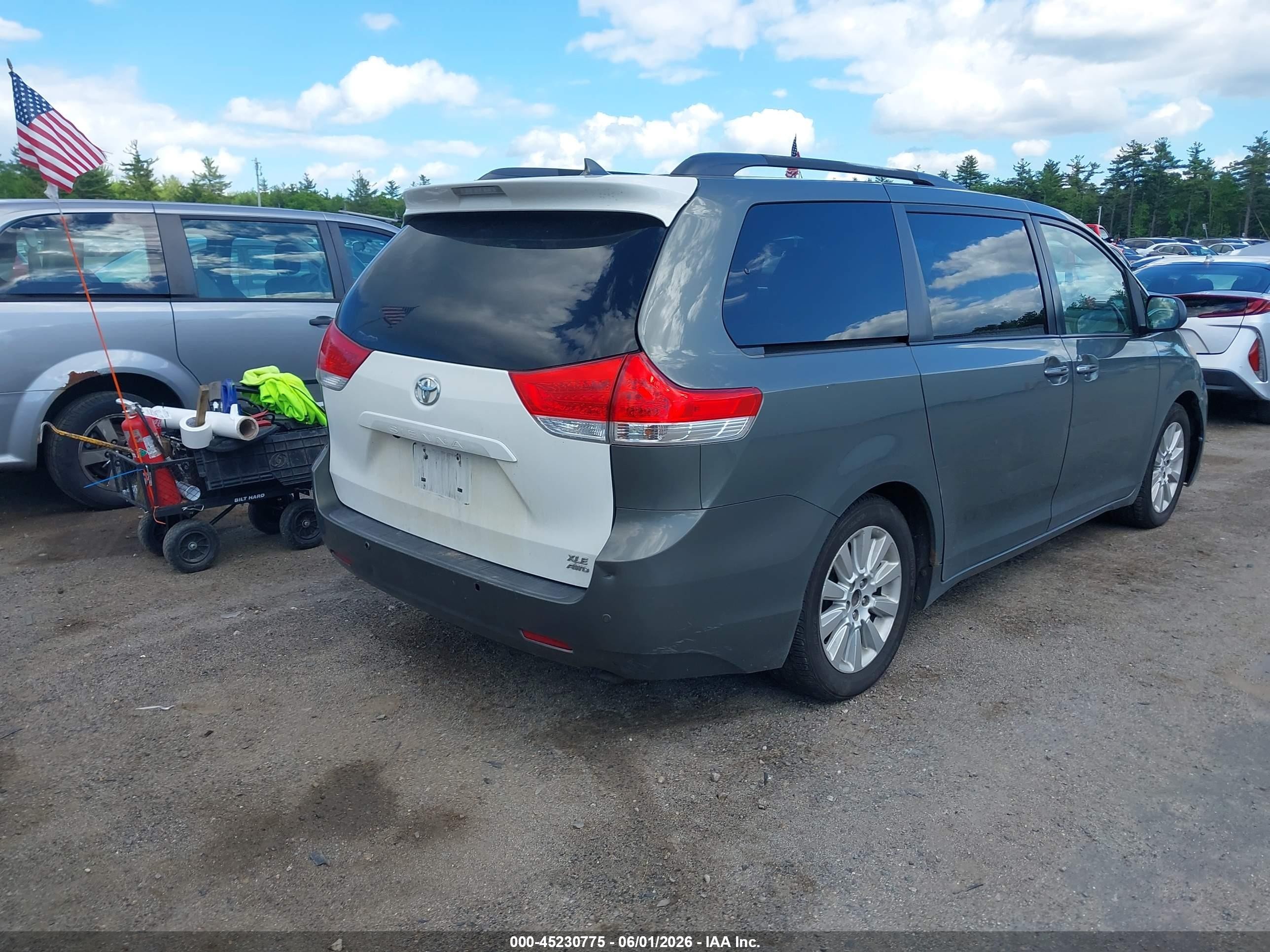 2011 Toyota Sienna Xle Green vin: 5TDDK3DC8BS010146