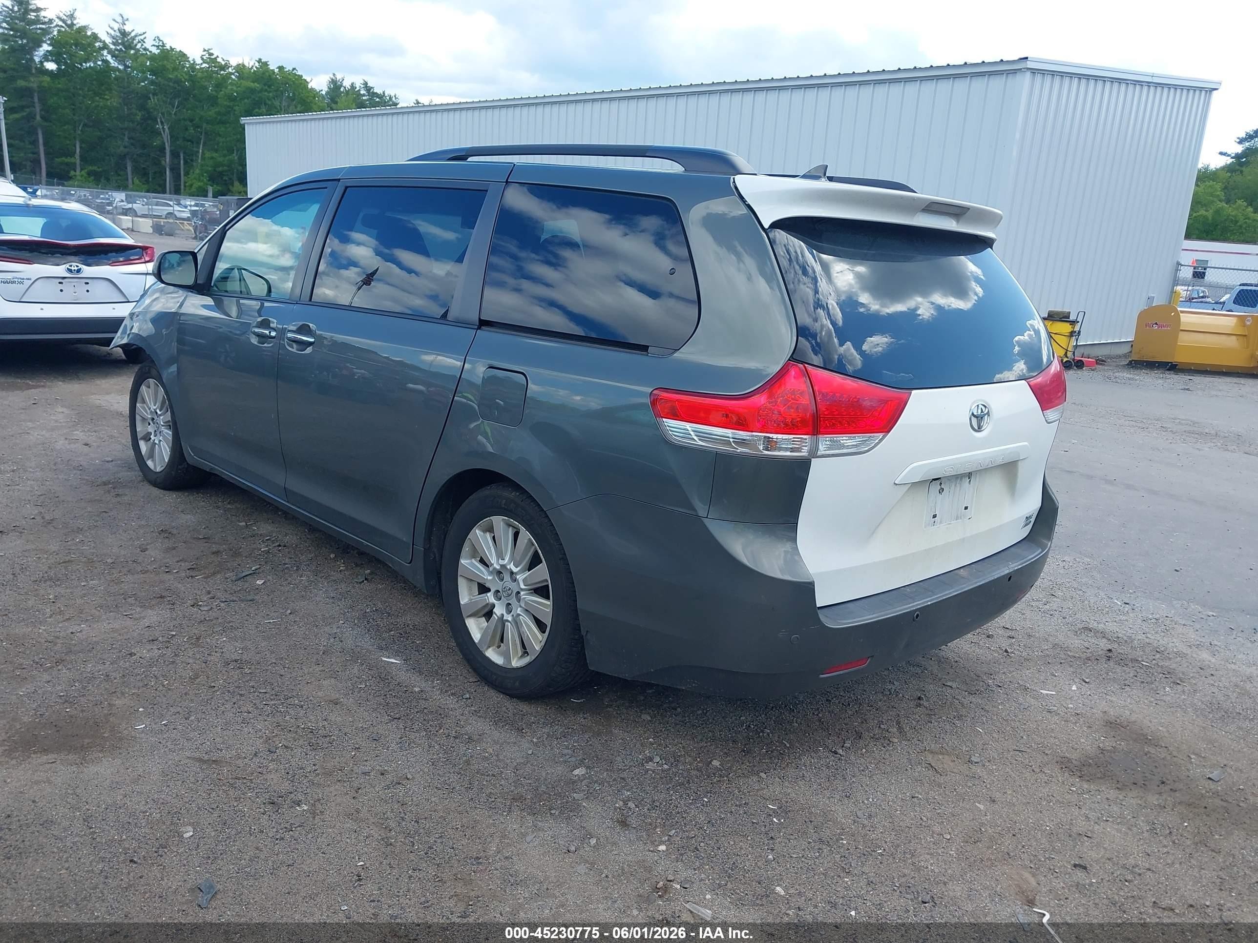 2011 Toyota Sienna Xle Green vin: 5TDDK3DC8BS010146