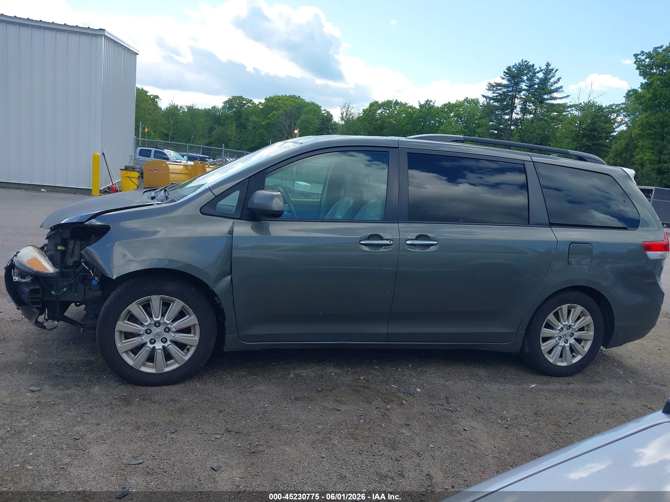 2011 Toyota Sienna Xle Green vin: 5TDDK3DC8BS010146