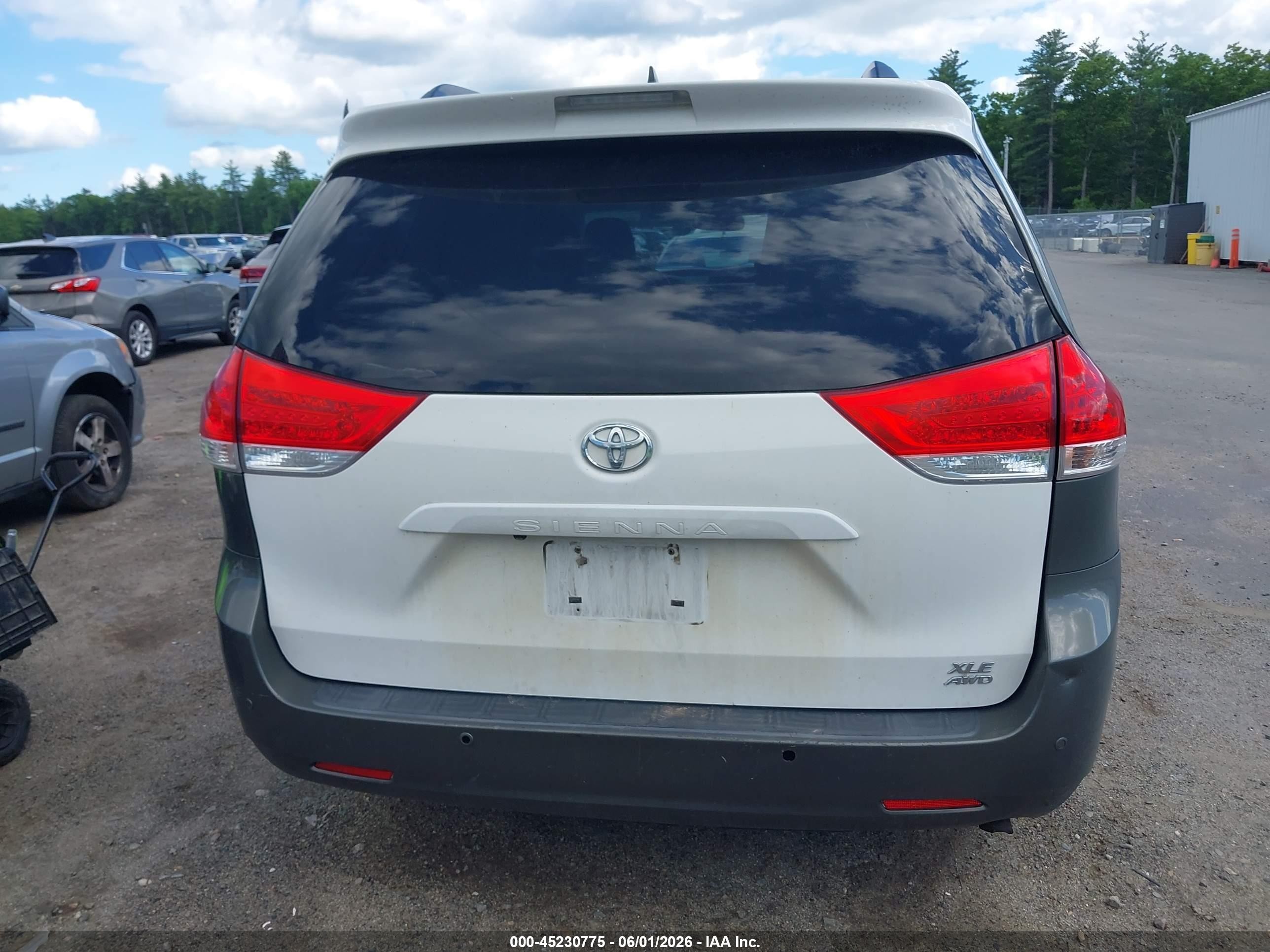 2011 Toyota Sienna Xle Green vin: 5TDDK3DC8BS010146