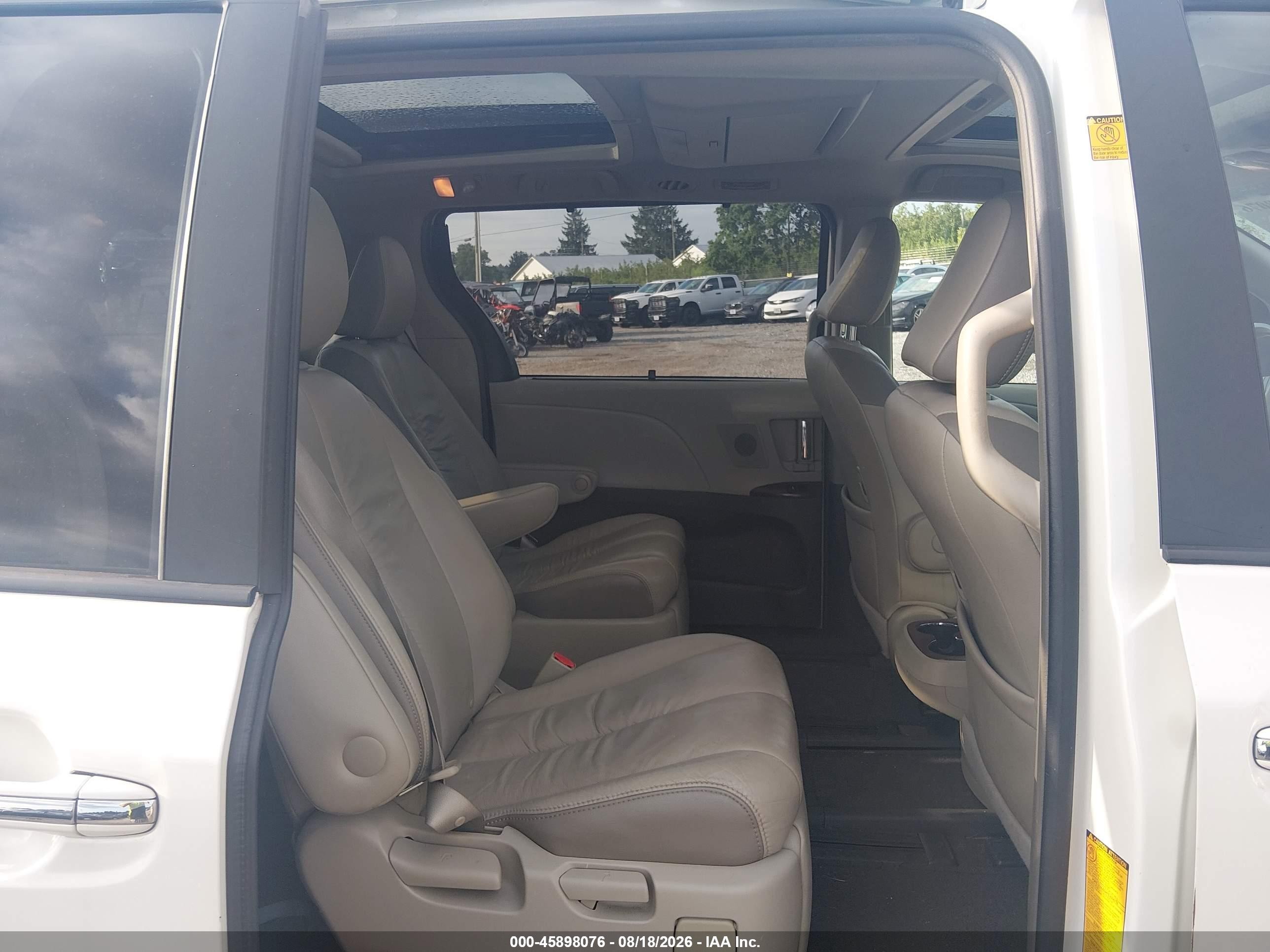 2011 Toyota Sienna Limited White vin: 5TDDK3DC8BS023947