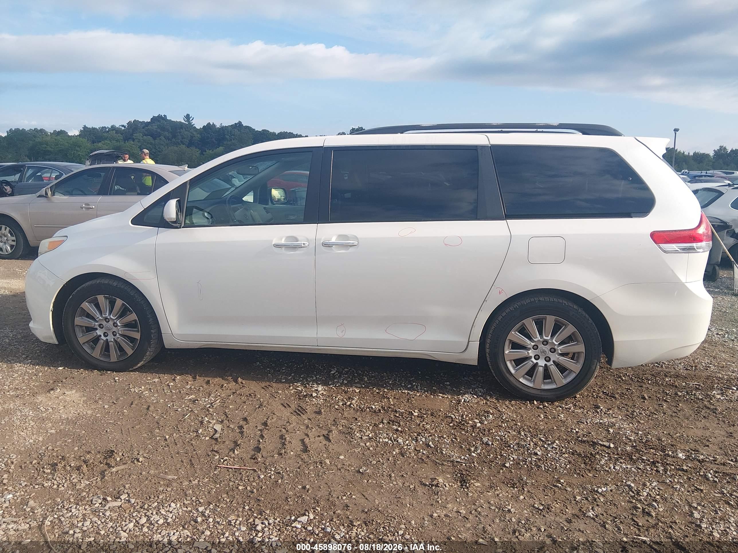 2011 Toyota Sienna Limited White vin: 5TDDK3DC8BS023947