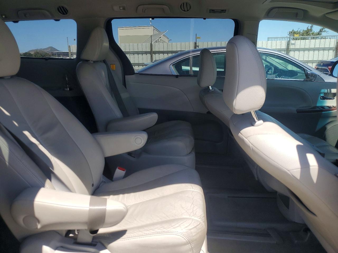 2012 Toyota Sienna Xle 7-passenger Серебряный vin: 5TDDK3DC8CS031256