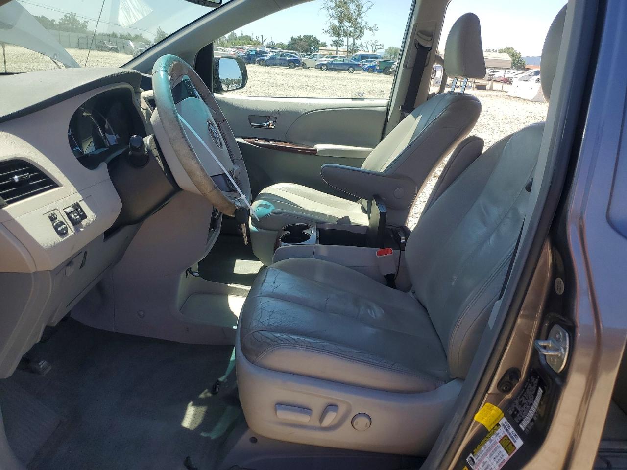2012 Toyota Sienna Xle 7-passenger Серебряный vin: 5TDDK3DC8CS031256